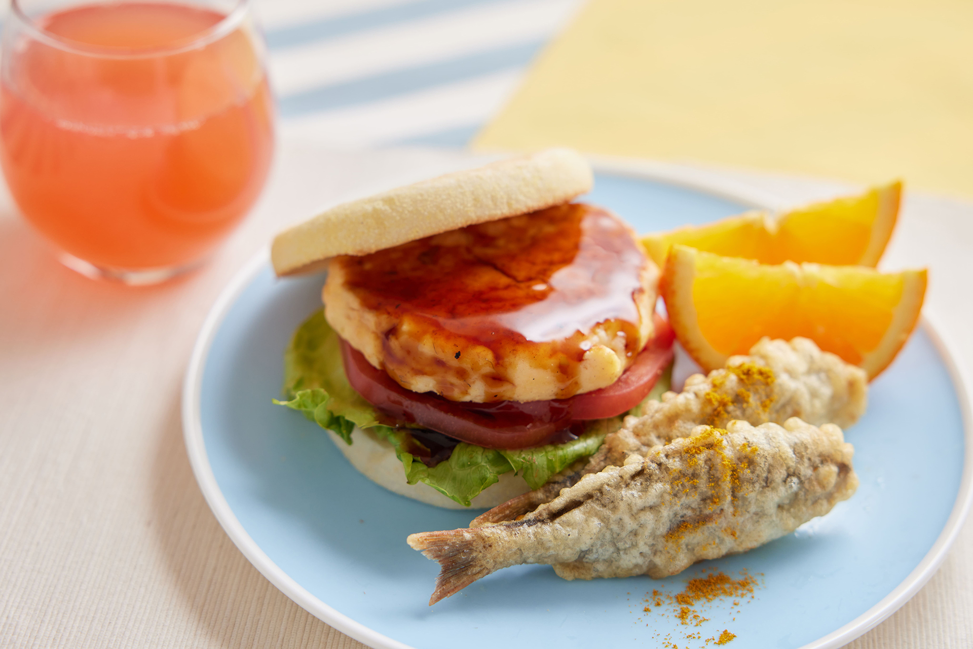 未利用魚を使ったハンバーガーとフライドフィッシュ