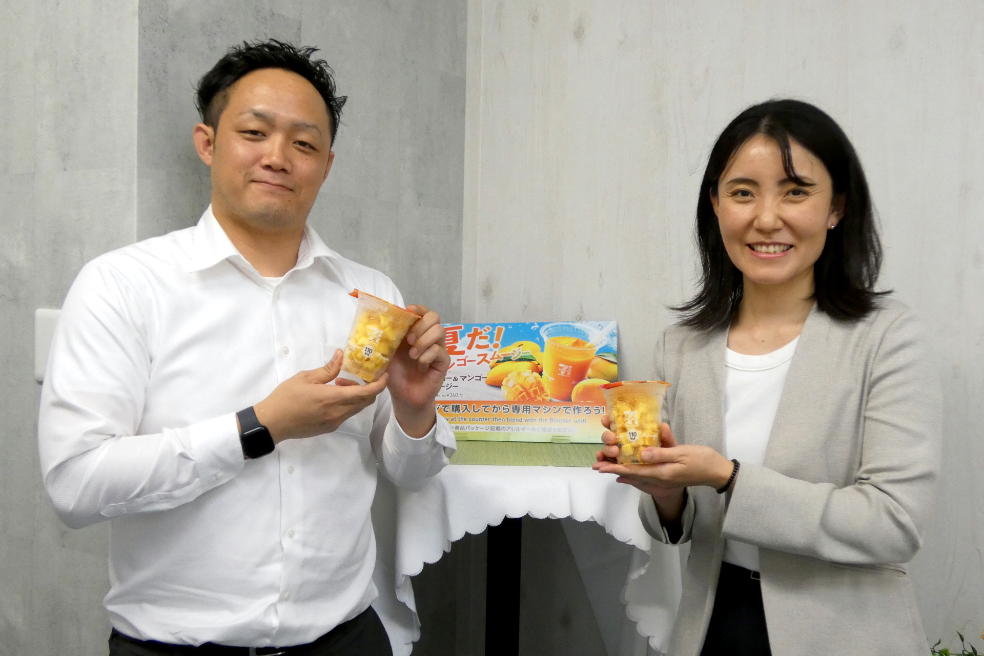 セブン-イレブン・ジャパン 商品本部 FF・冷凍食品部 FF マーチャンダイザーの西尾あゆ美氏（右）とヤマザキ 開発本部 開発部 ヤマザキチーム 冷凍ユニット 課長補佐の小長井仰氏（左）