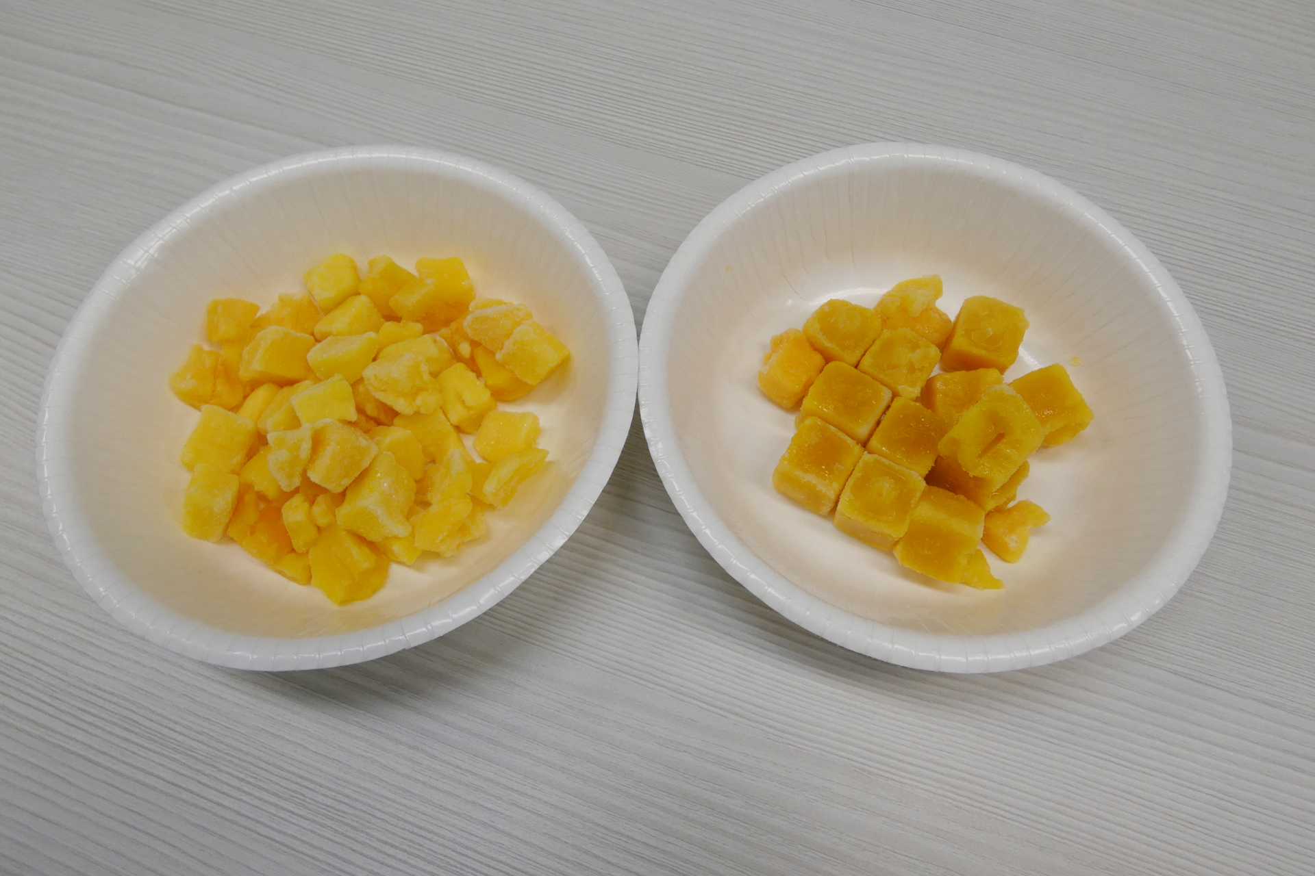 ベトナム産のマンゴー果肉（左）とアルフォンソマンゴーとピューレ（右）