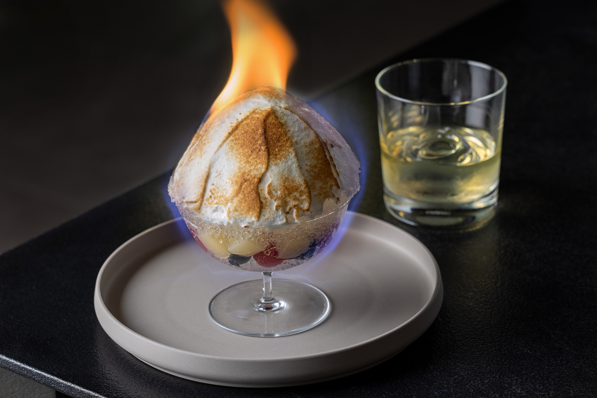 フランベで仕上げる「夏夜の森 グランピング焼き氷」
