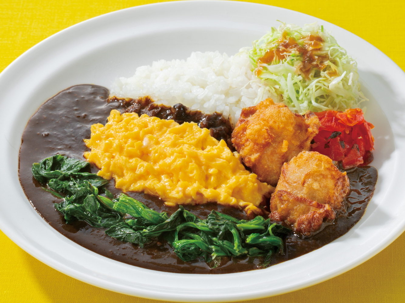 「唐揚げ＆ほうれん草のエッグブラックカレー」（1090円～1190円）