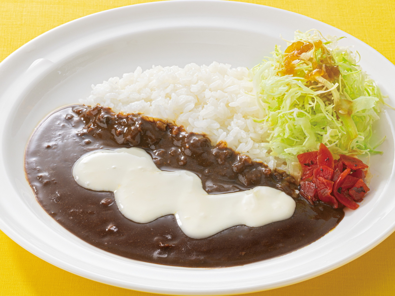 「とろ～りチーズソースのブラックカレー」（860円～960円）