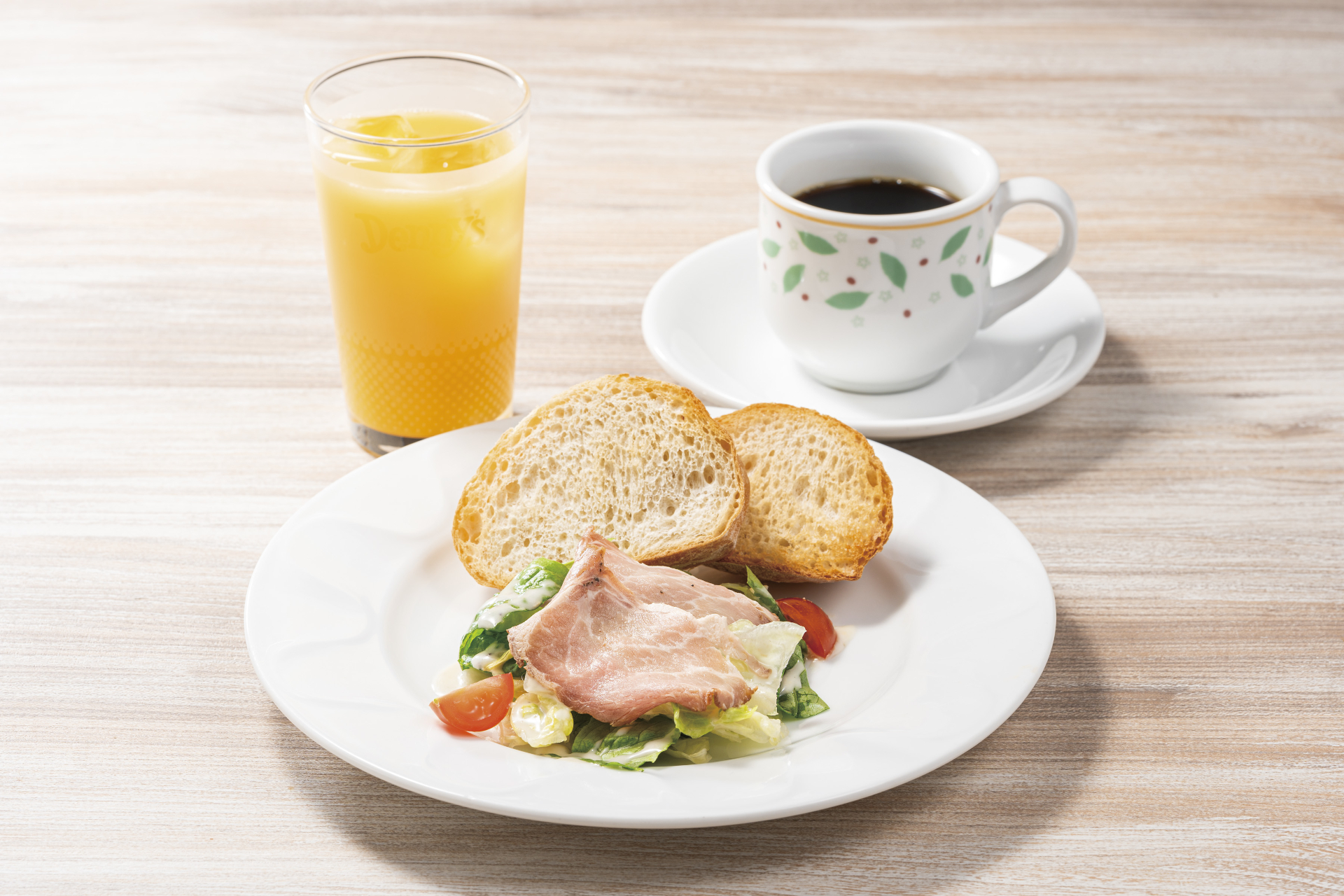「ローストポークサラダ 石窯ブール添え＜ドリンクバーつき＞」（495円）