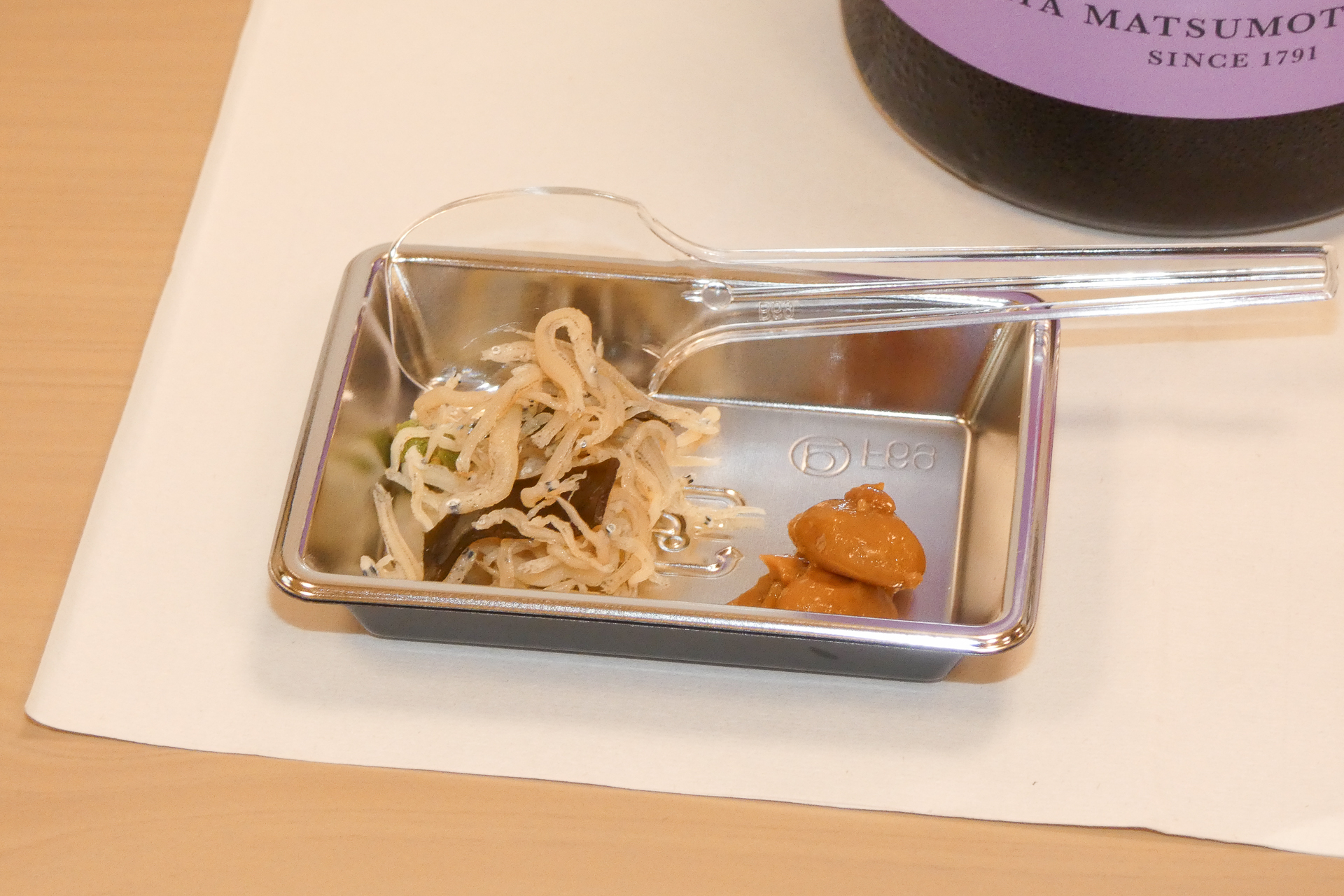 試飲会では、お酒のあてに黄金納豆、じゃこ山椒、オリジナル酒粕デザートが提供されました