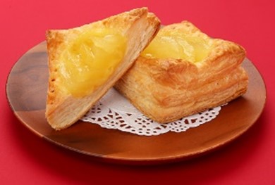 ごろっとりんごパイ。りんごジャムとカスタードクリームを塗って焼き上げたパイ生地に、りんごのコンポートをトッピング