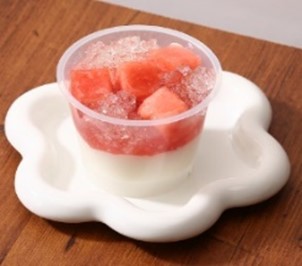 長野県産スイカの杏仁豆腐。杏仁豆腐の上に長野県産スイカの角切りとゼリーをトッピングし、レモンのクラッシュゼリーを上掛け