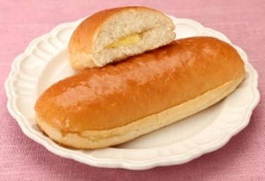 バター味わうコッペ。バターを練りこんだ生地で、長野県産ふじりんごのジャムとバター入りクリームをサンド