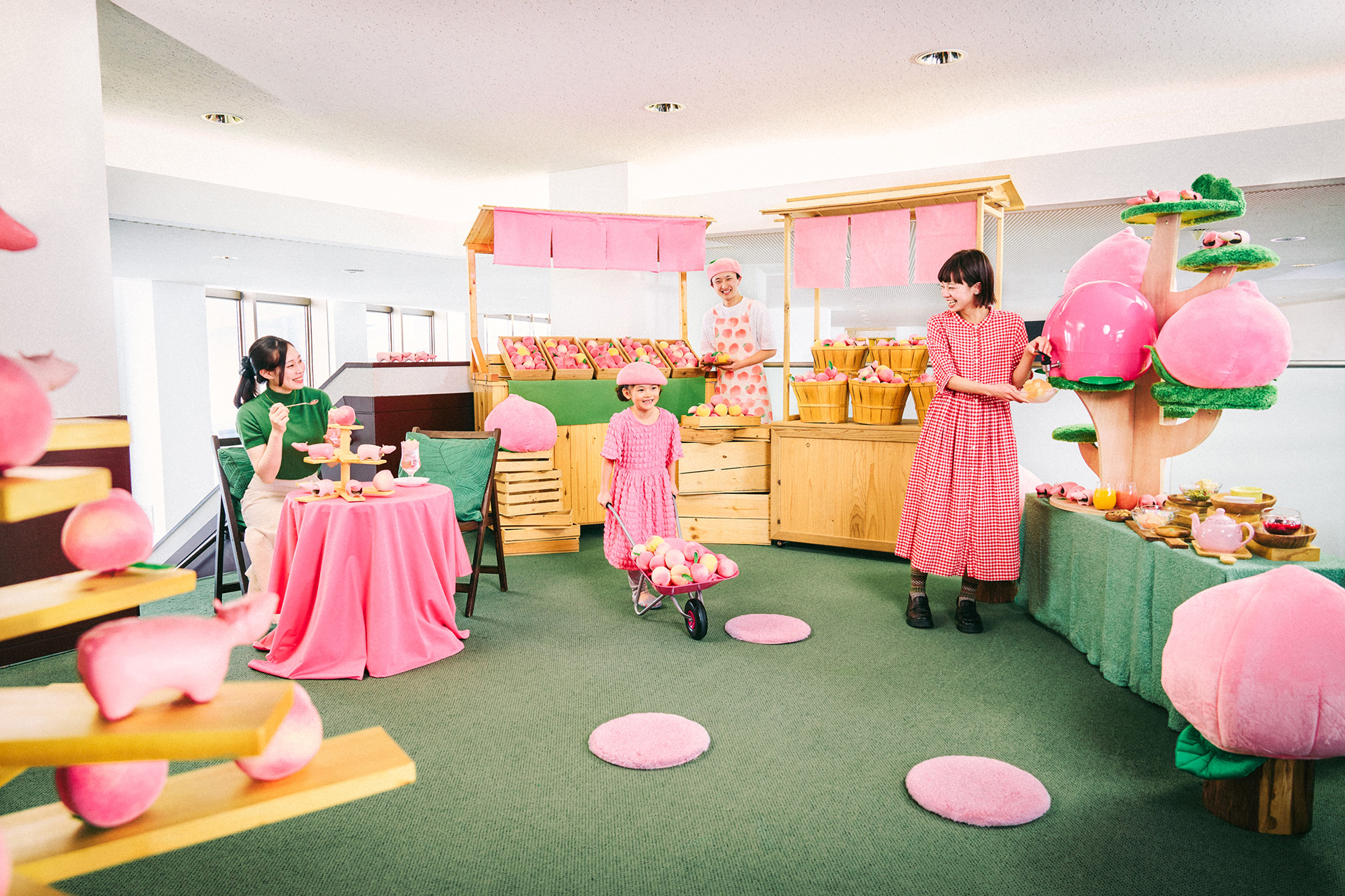 桃の果樹園をイメージした会場