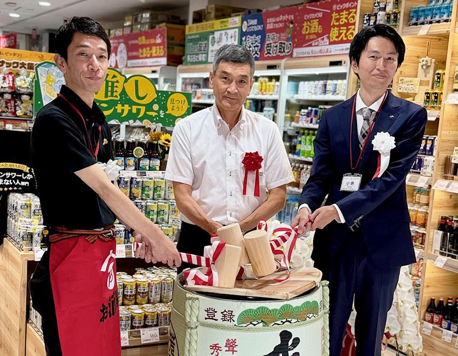 ビックカメラお酒屋 吉祥寺店の開店セレモニーでは酒販店しく鏡開きも。右から株式会社ビック酒販 代表取締役社長 小堺絢介氏、ダイヤ街商店協同組合 理事長 和久津豊氏、ビックカメラお酒屋 吉祥寺店 店長 奥村勇希氏