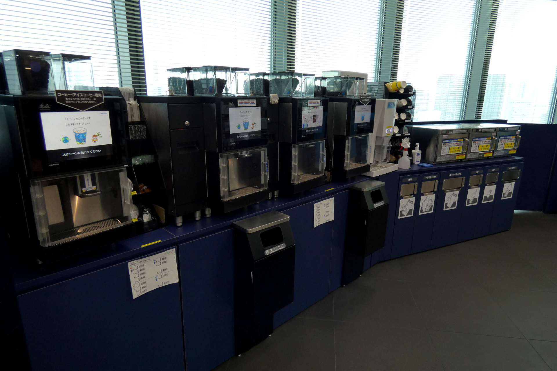 コーヒーマシンや電子レンジはあるが、レジは1台もない