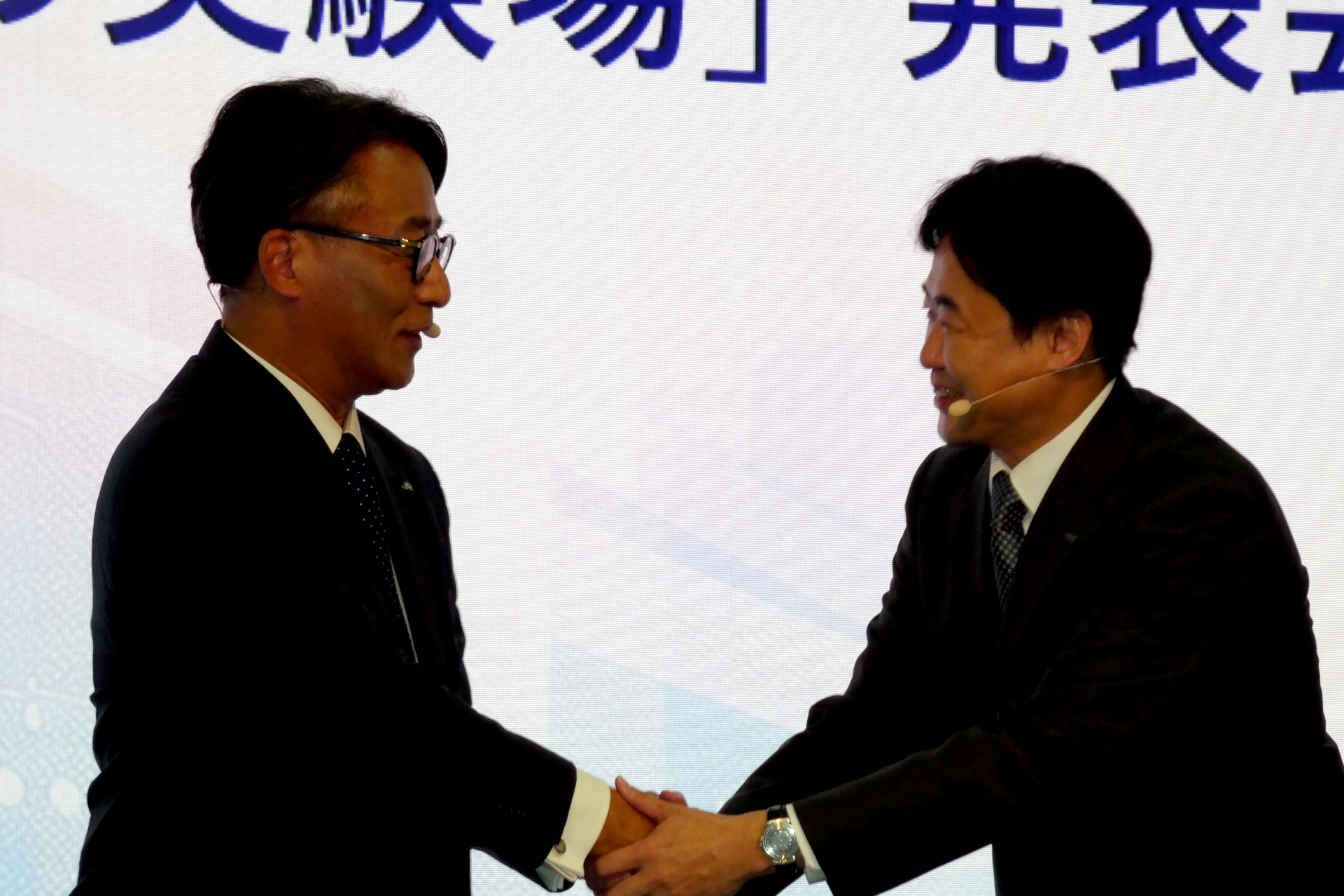 JR東日本 代表取締役社長の喜勢陽一氏（左）