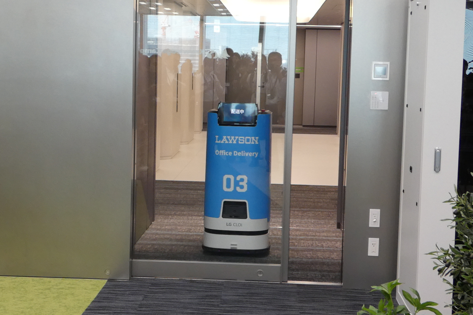 こちらは高輪ゲートウェイシティ店からやってくるデリバリー用のロボット