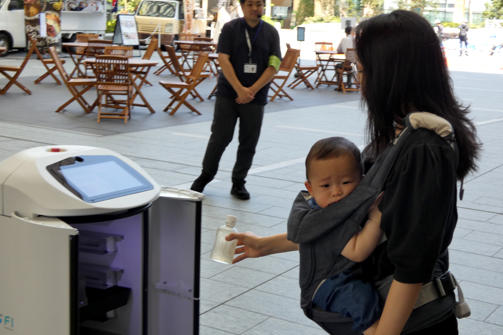 ビルの外では赤ちゃんを連れた女性を検知し、ロボットがオススメの飲み物のサンプリング提供するとともに、ベビーカーの貸出サービスがあることをアピール