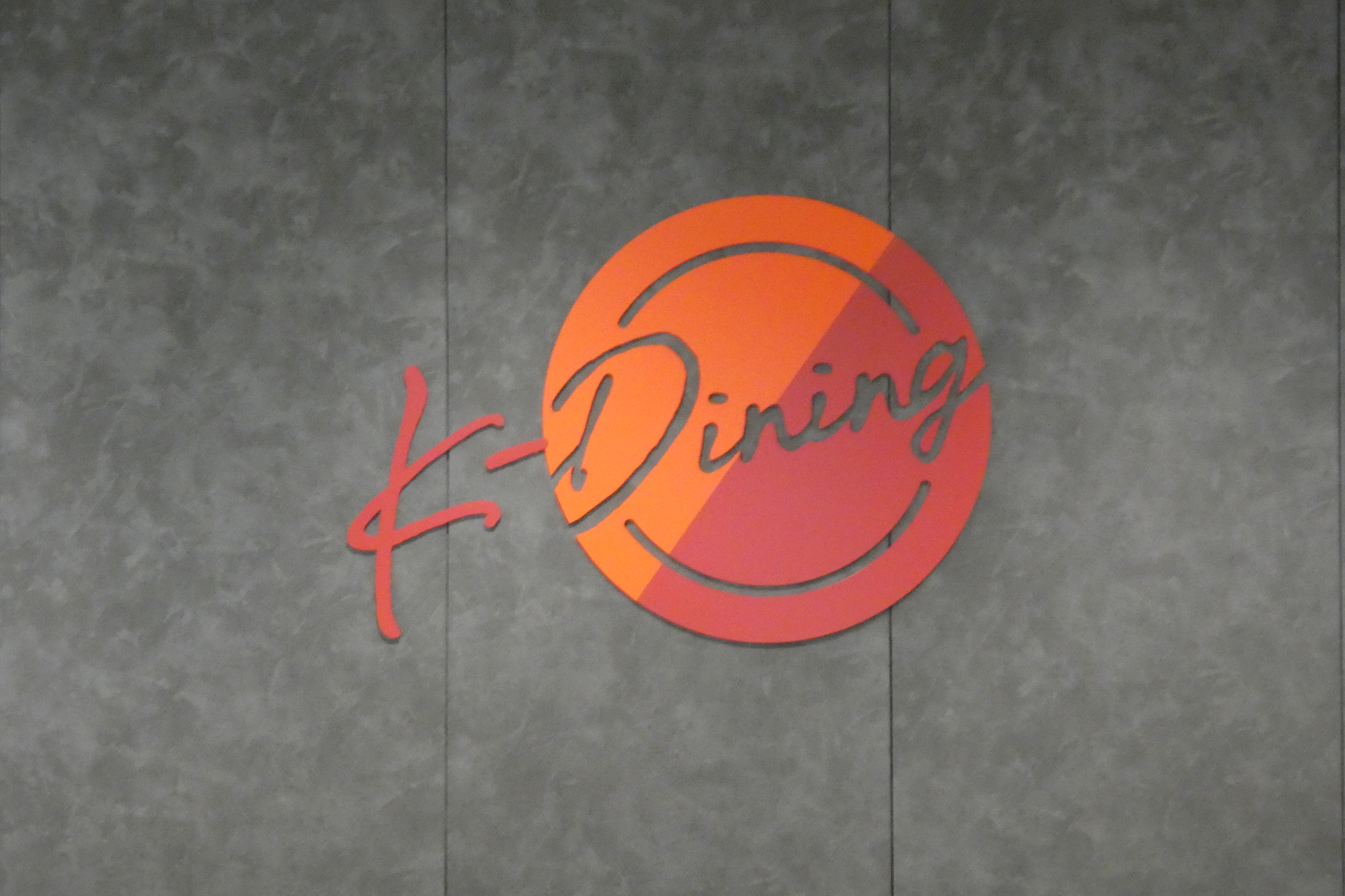 小洒落たレストランを想像させるロゴ