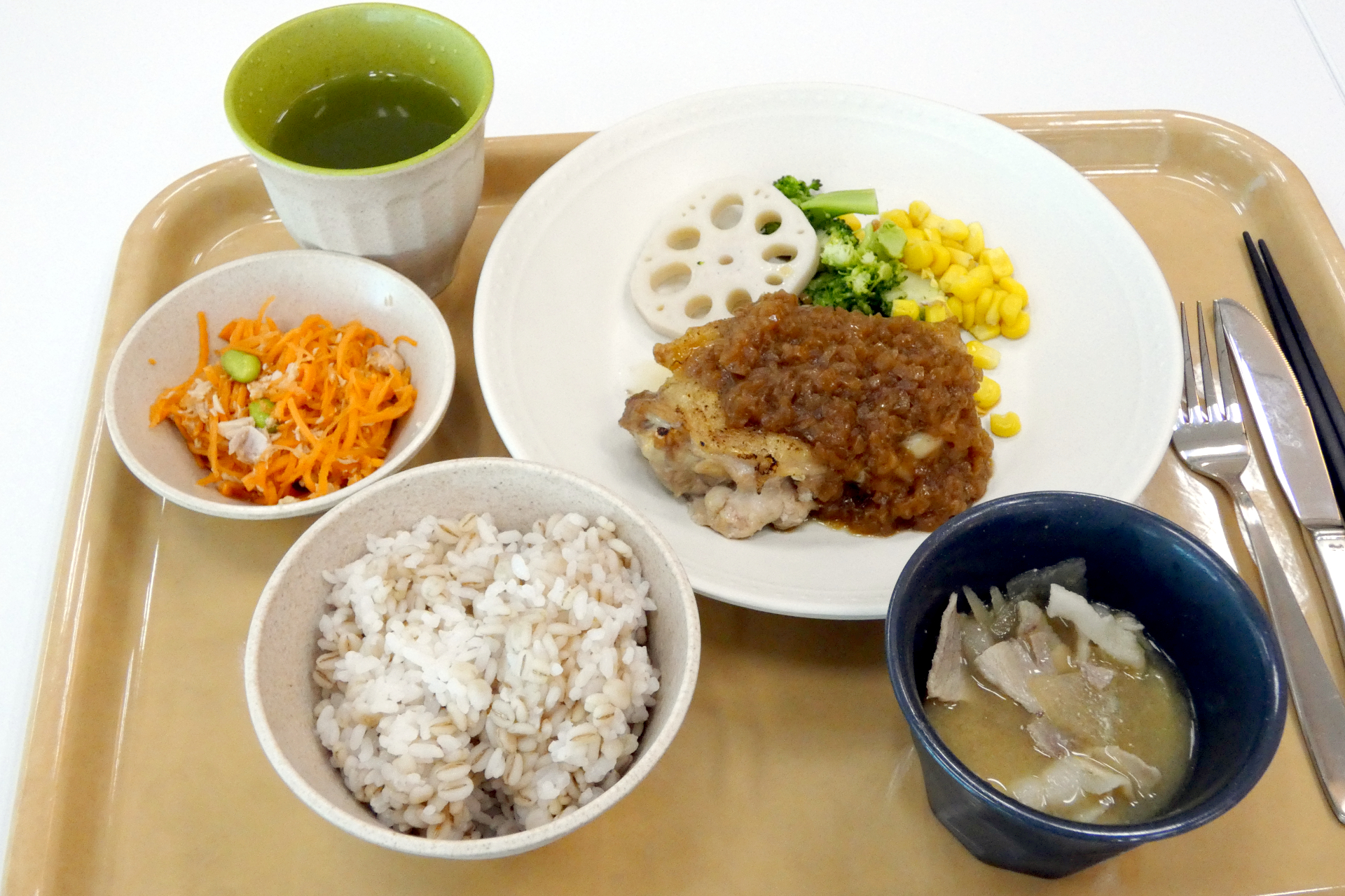 迷いに迷って「グリルチキン シャリアピンソース」を選択