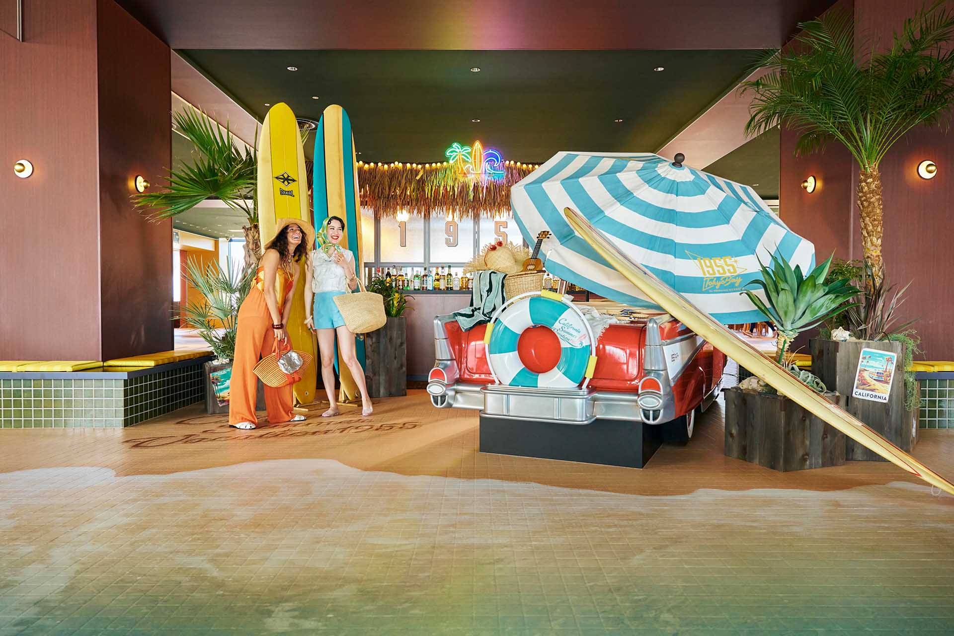 50年代のカリフォルニアのビーチをイメージしたロビー