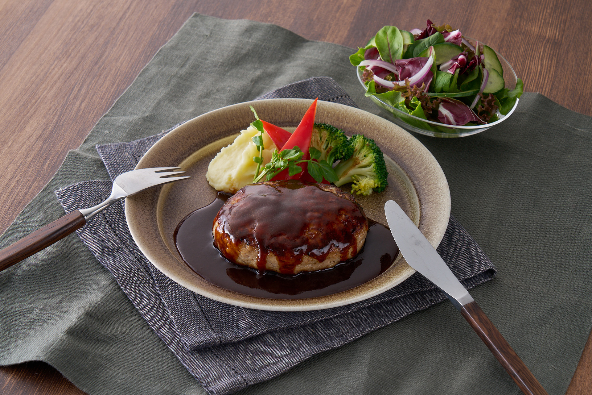 デミグラスハンバーグ（519円）