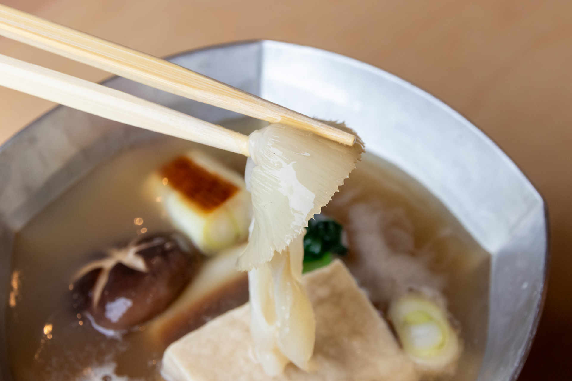 台の物はふかひれを使った「ふかひれ利休鍋」。鍋が温められると香りが立ち、食欲をそそられる