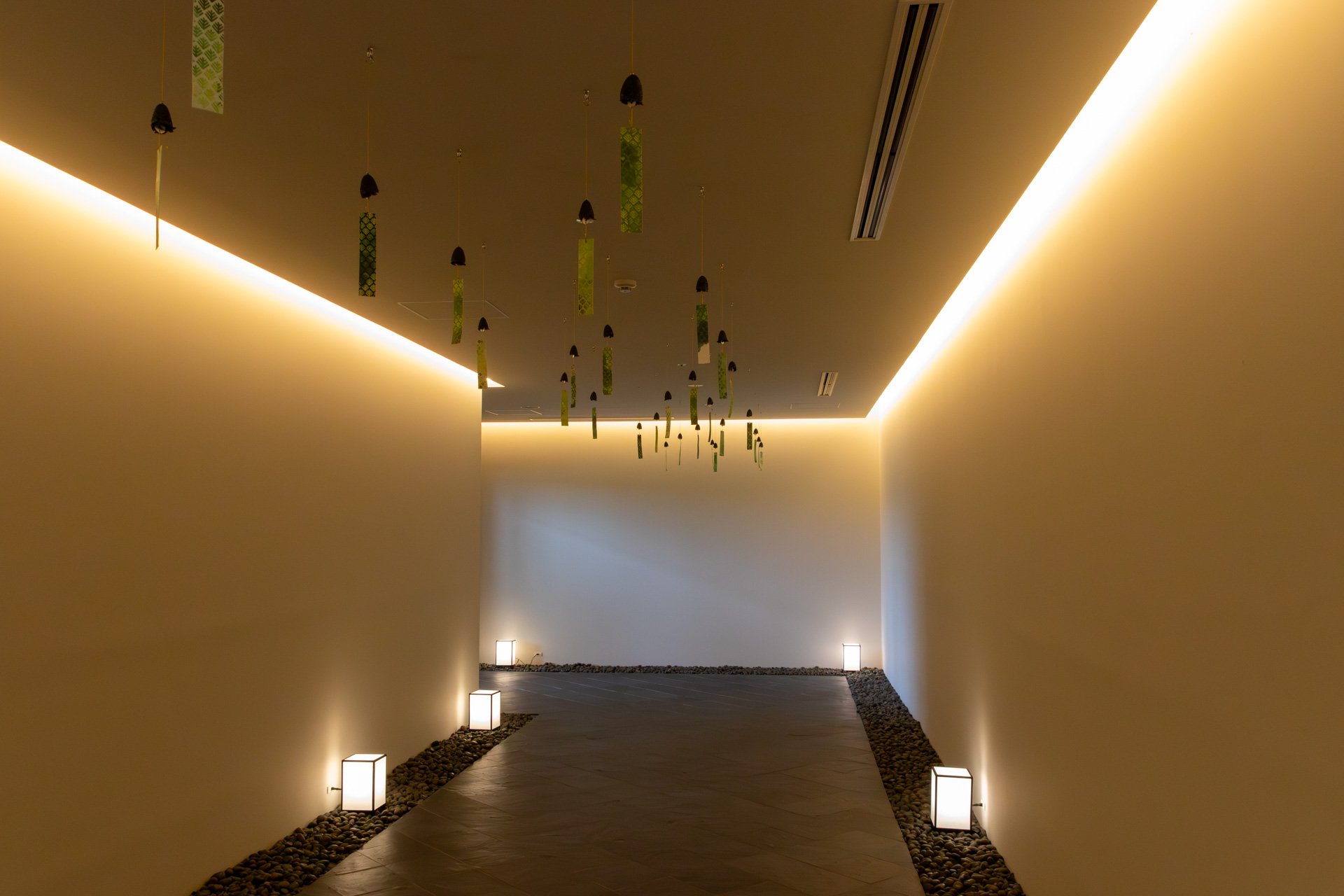 和のテイストを取り入れたエントランスをくぐり、季節を感じる風鈴に歓迎されながら“非日常”の癒し空間に向かう