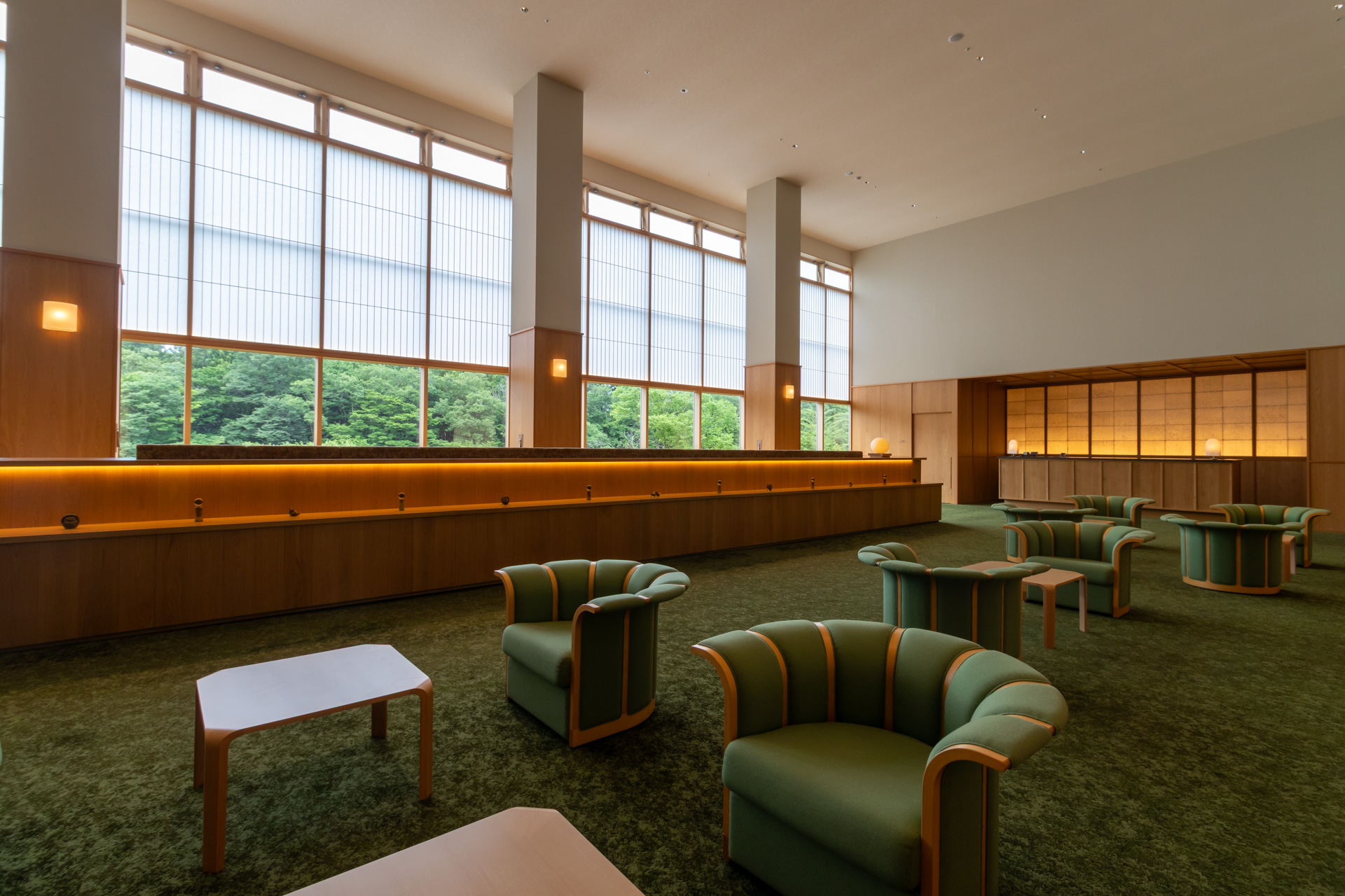 ロビーラウンジは森の中にいるような落ち着きのある空間で、大きなガラス窓からは自然光が降り注ぐ