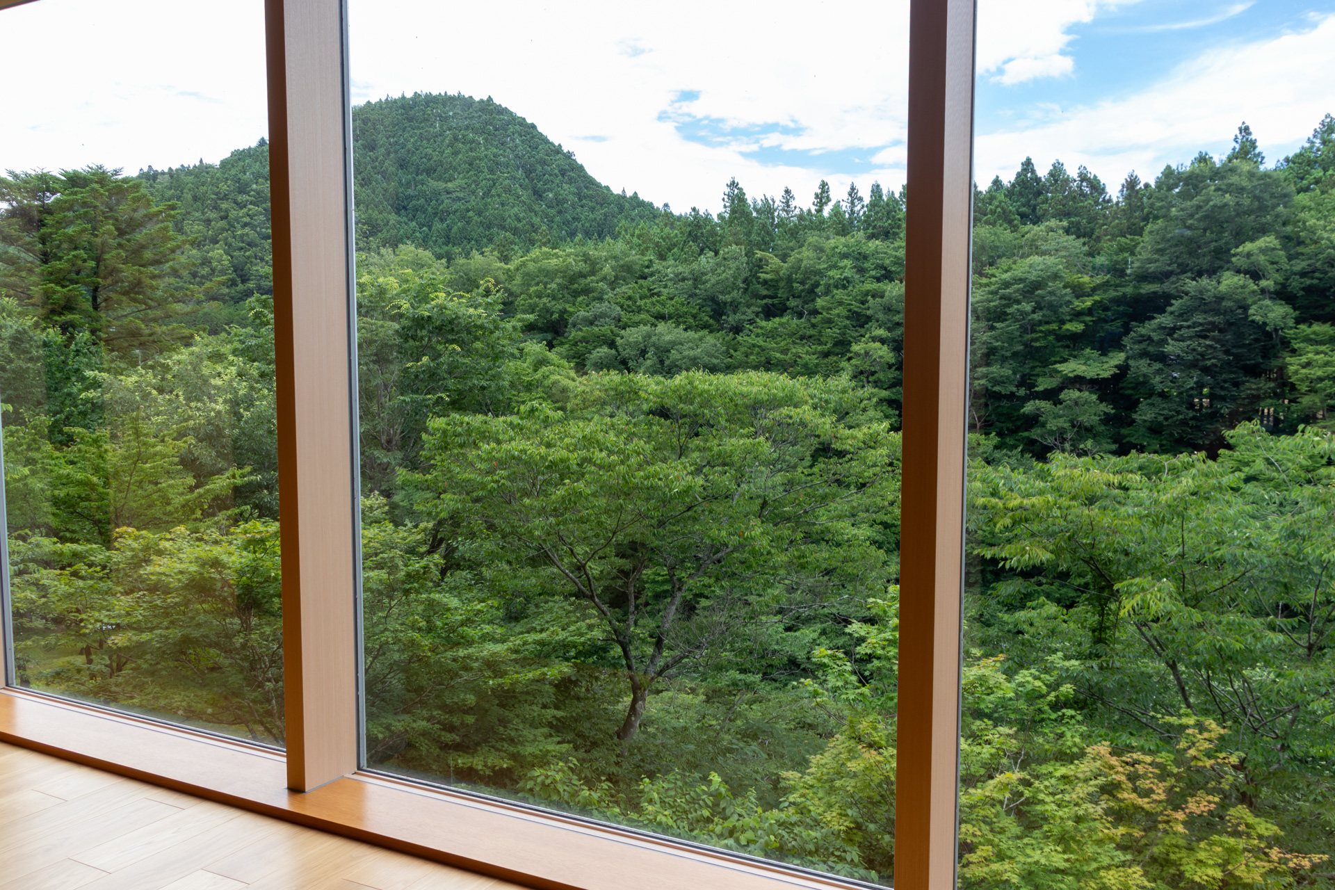 見下ろすと名取川沿いの大自然が目に飛び込んでくる。季節によって変わる木々の景観も非常に美しい