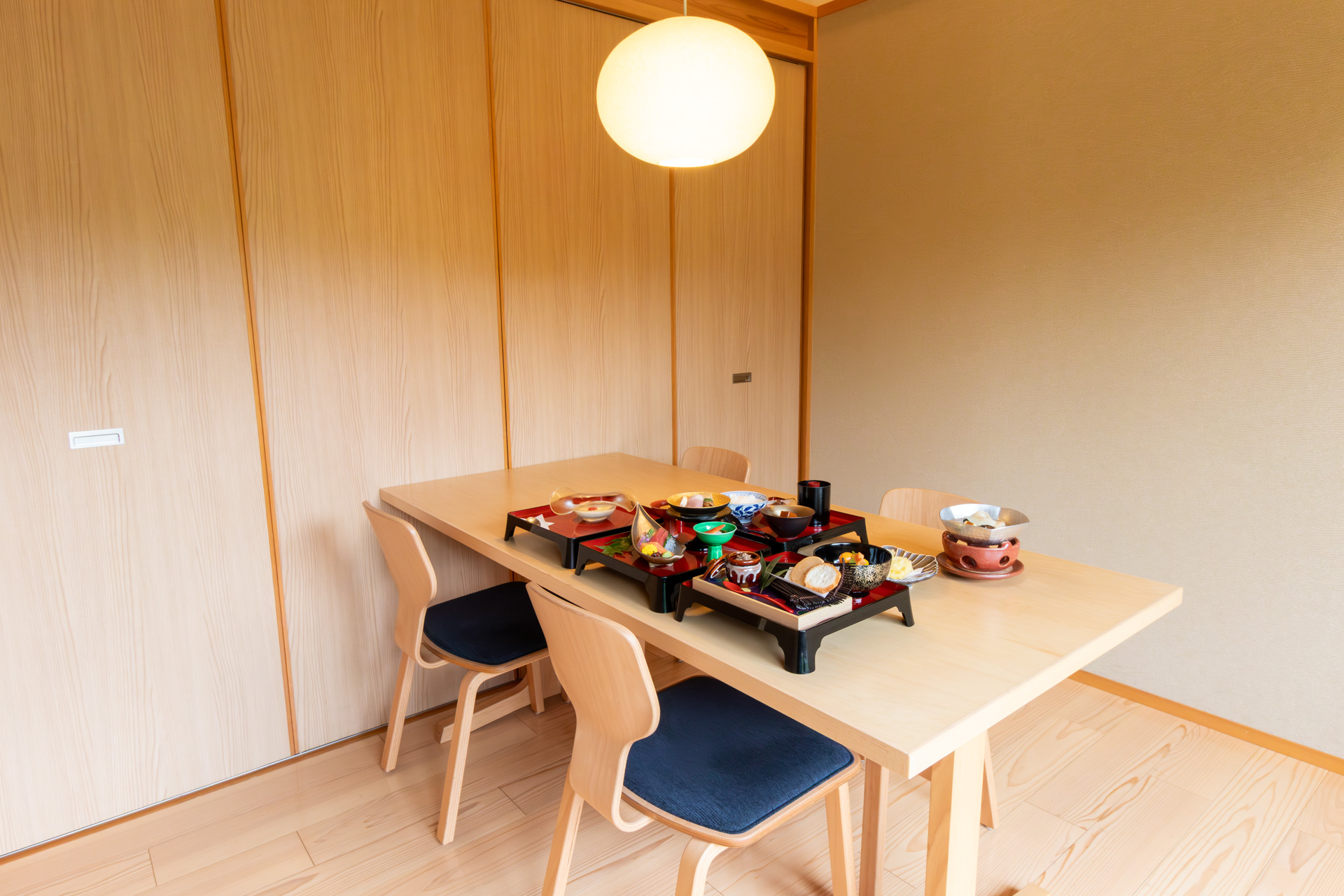 シンプルで落ち着きのある食事処では、カップル・夫婦から三世代家族や小グループまで、それぞれに合わせて席を用意してくれます