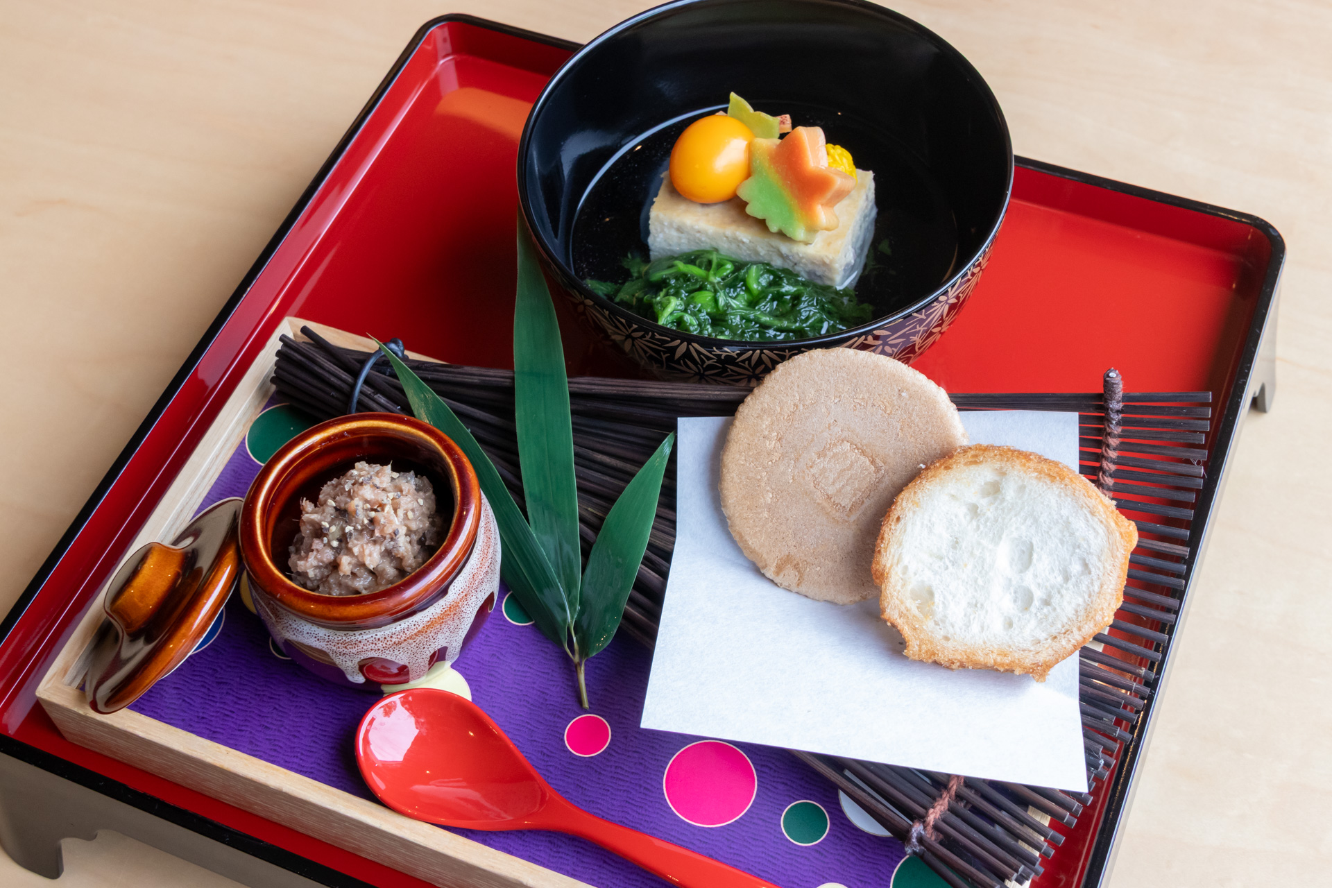 水玉模様の陣羽織が伊達政宗公を思い起こさせる