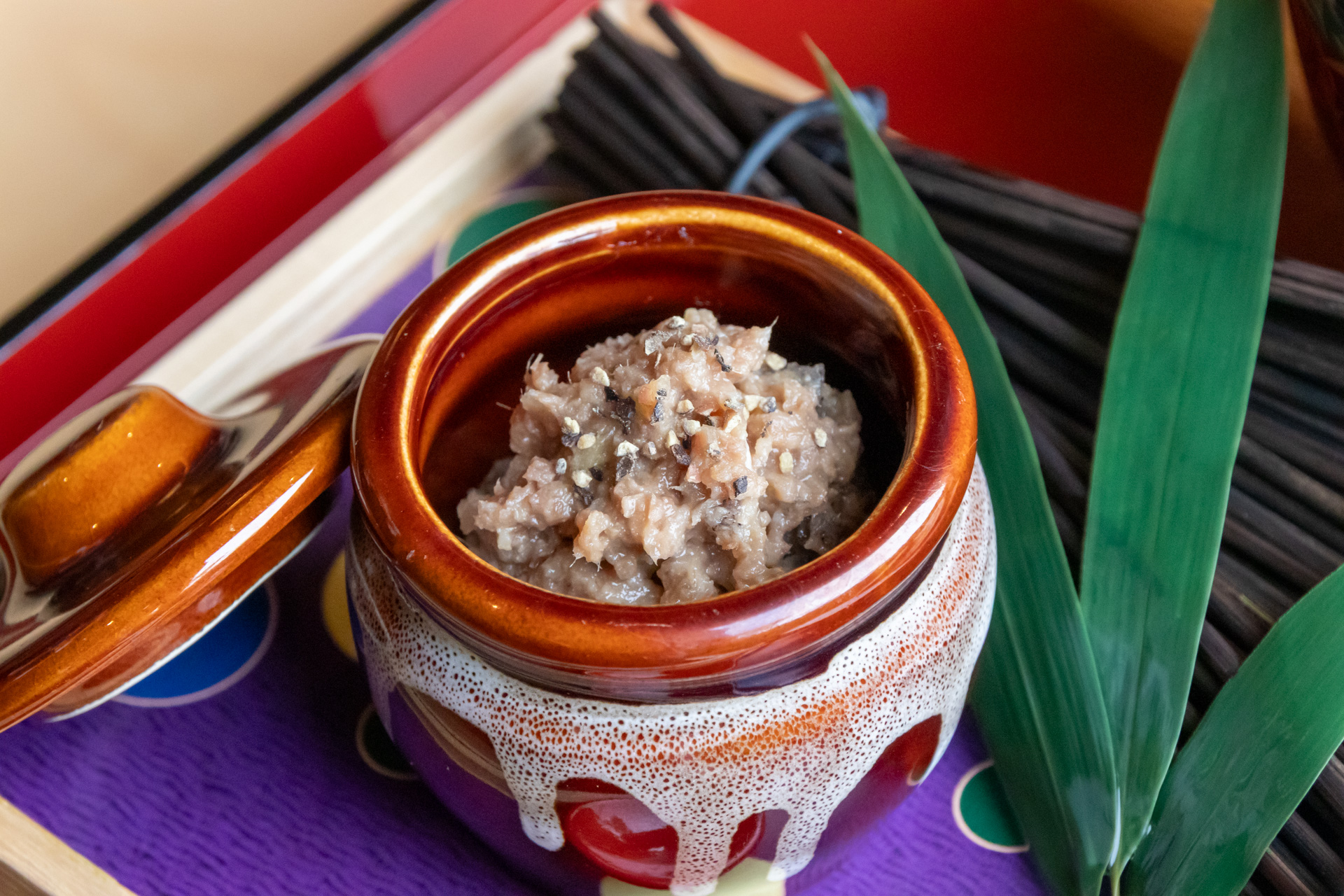 牛テールのディップは仙台味噌とほぐしたテール肉をリエットにしたもの