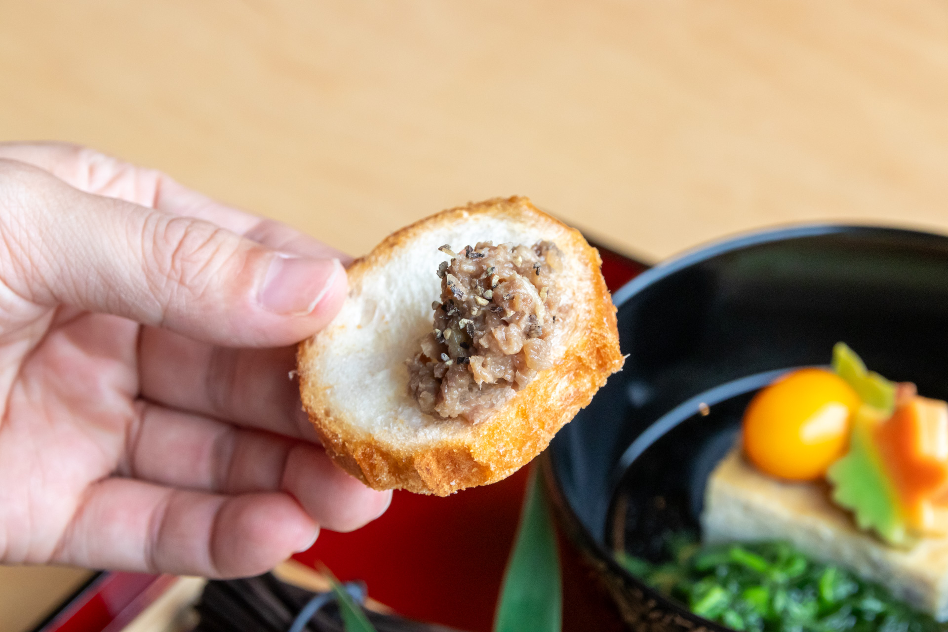 牛テールのディップは仙台味噌とほぐしたテール肉をリエットにしたもの