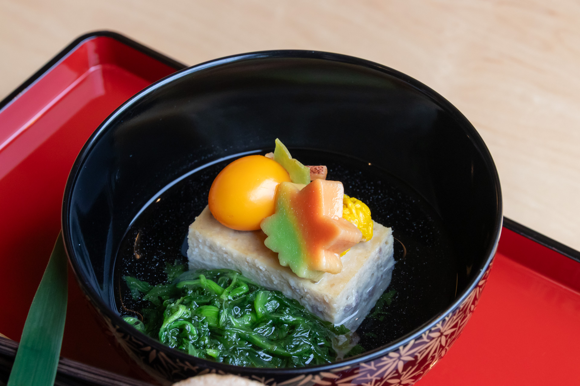 錦秋鶏真薯は色々な角度から秋らしい彩りが楽しめる