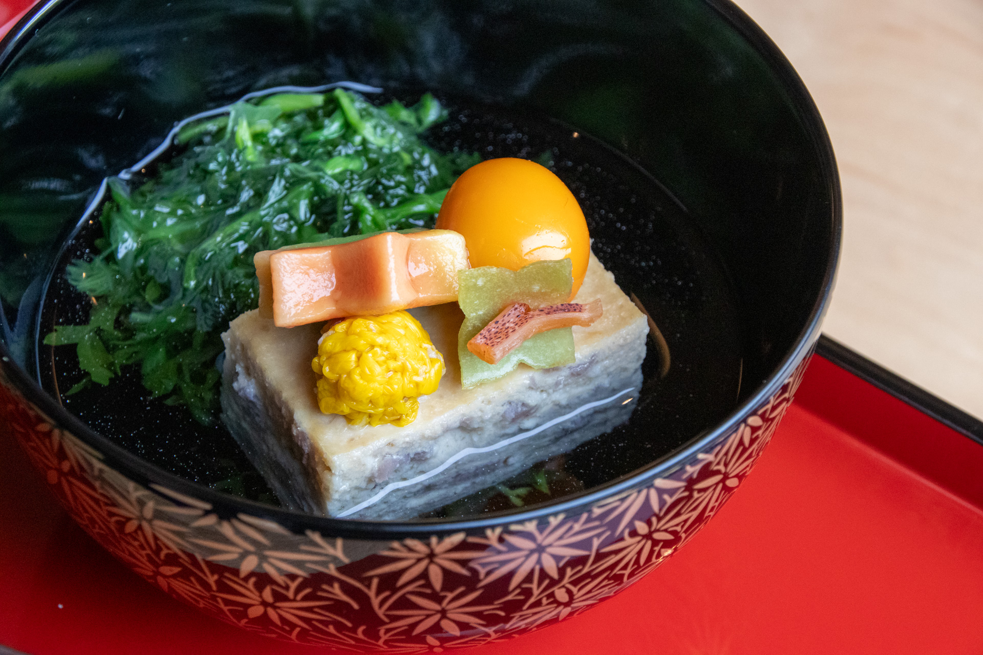 錦秋鶏真薯は色々な角度から秋らしい彩りが楽しめる