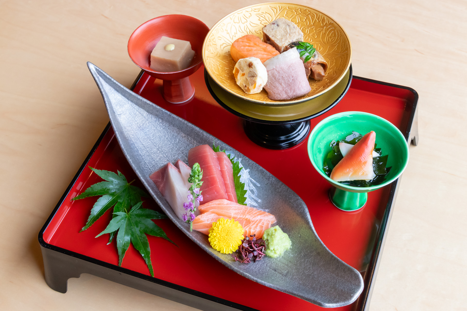 お造りや色とりどりの料理が並ぶ「宝楽盛り」