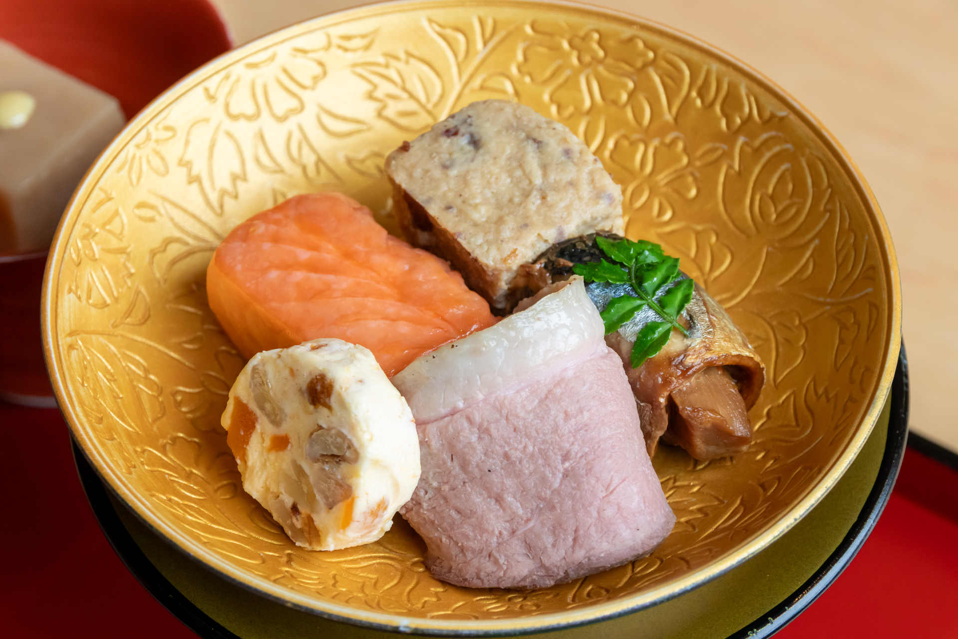 美しく盛り付けられた八寸の数々