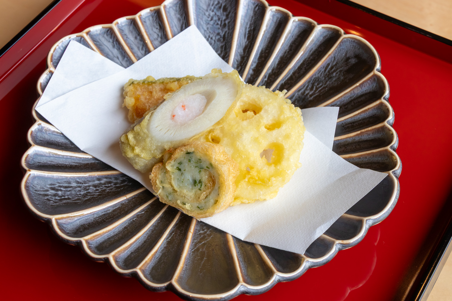 揚げ物は天麩羅を塩レモンでさっぱりといただく