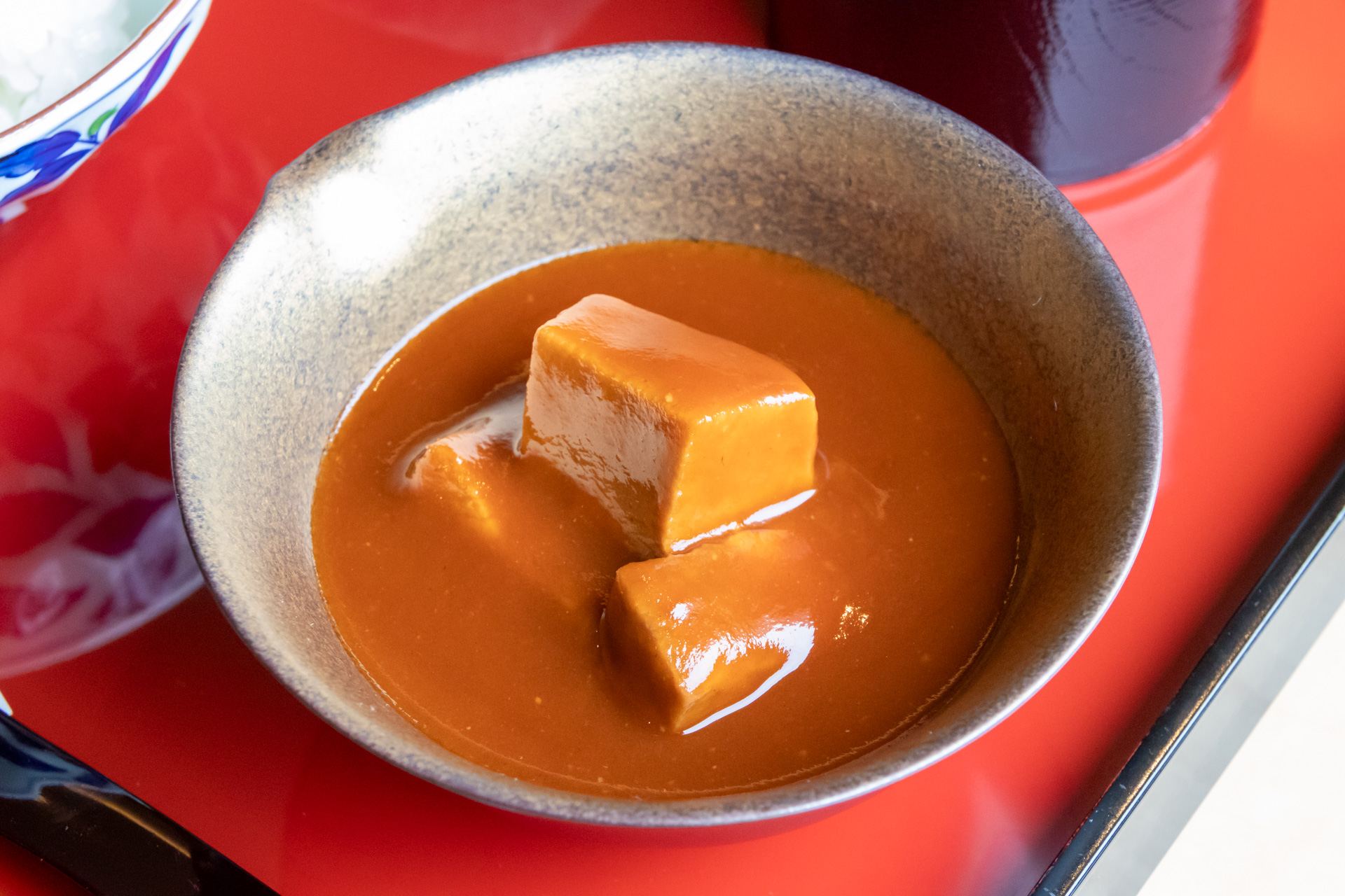 プルプルに仕上げた牛タンを白米にのせて心ゆくまで味わう