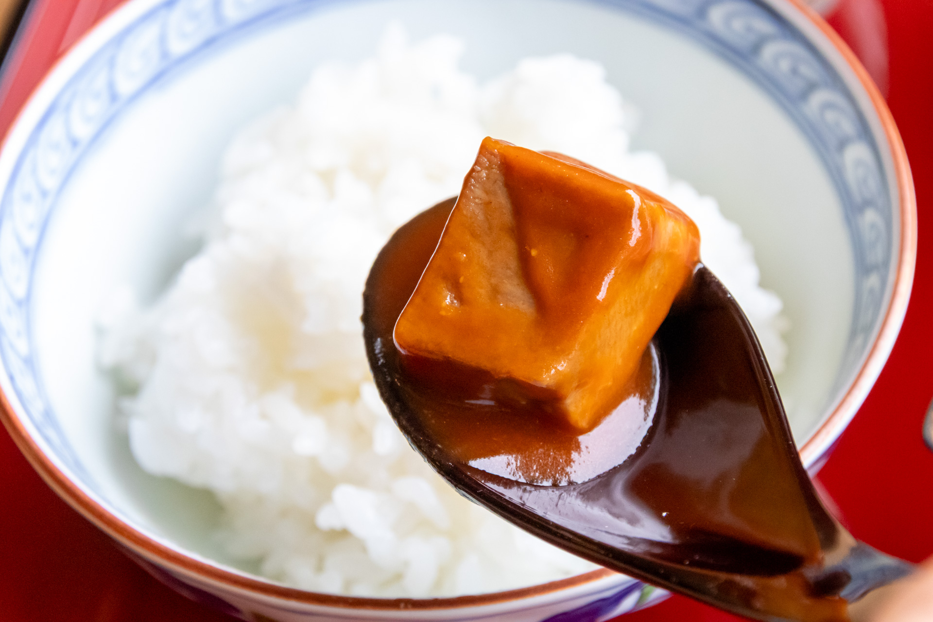 プルプルに仕上げた牛タンを白米にのせて心ゆくまで味わう