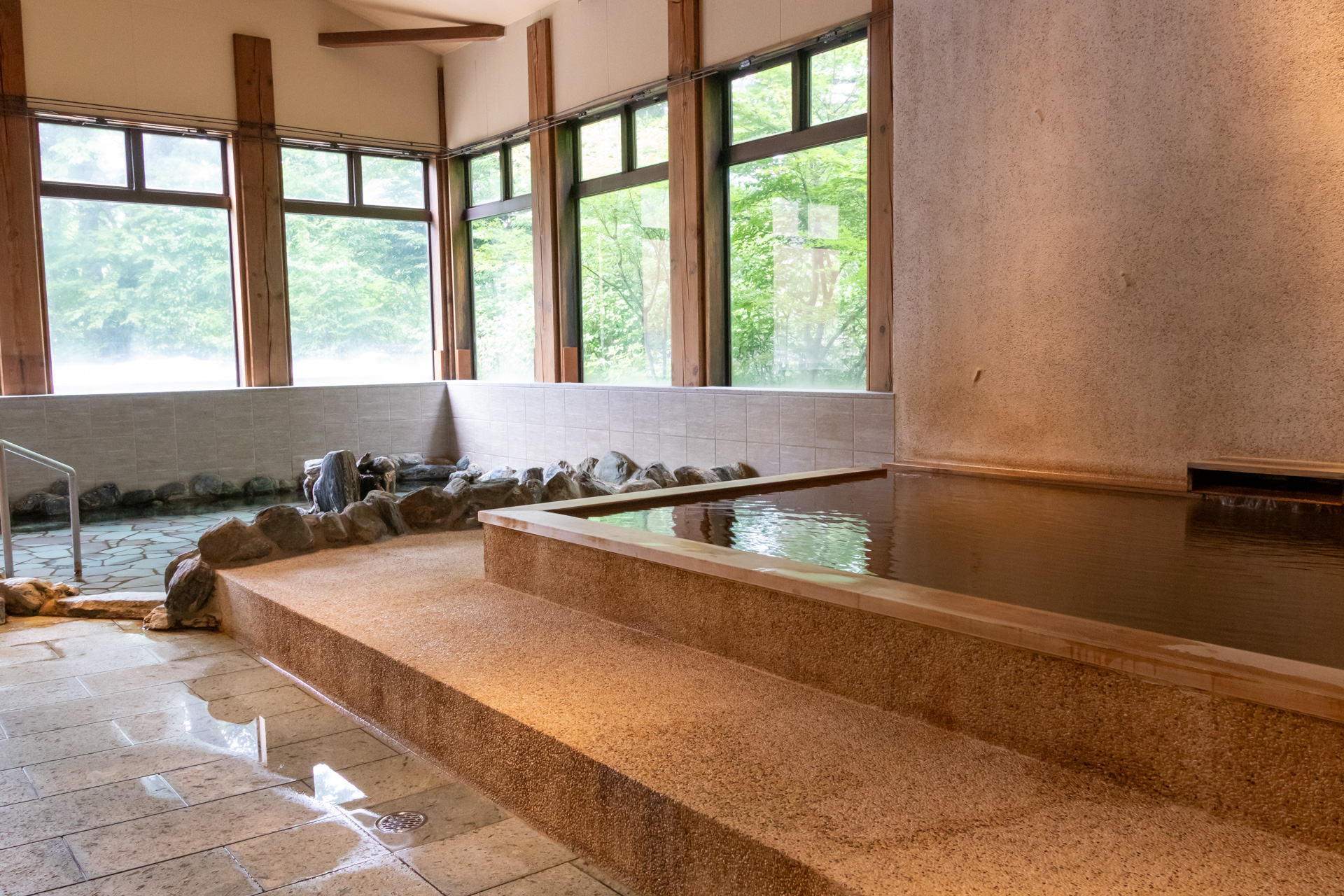 あつ湯とぬる湯が用意されている内湯