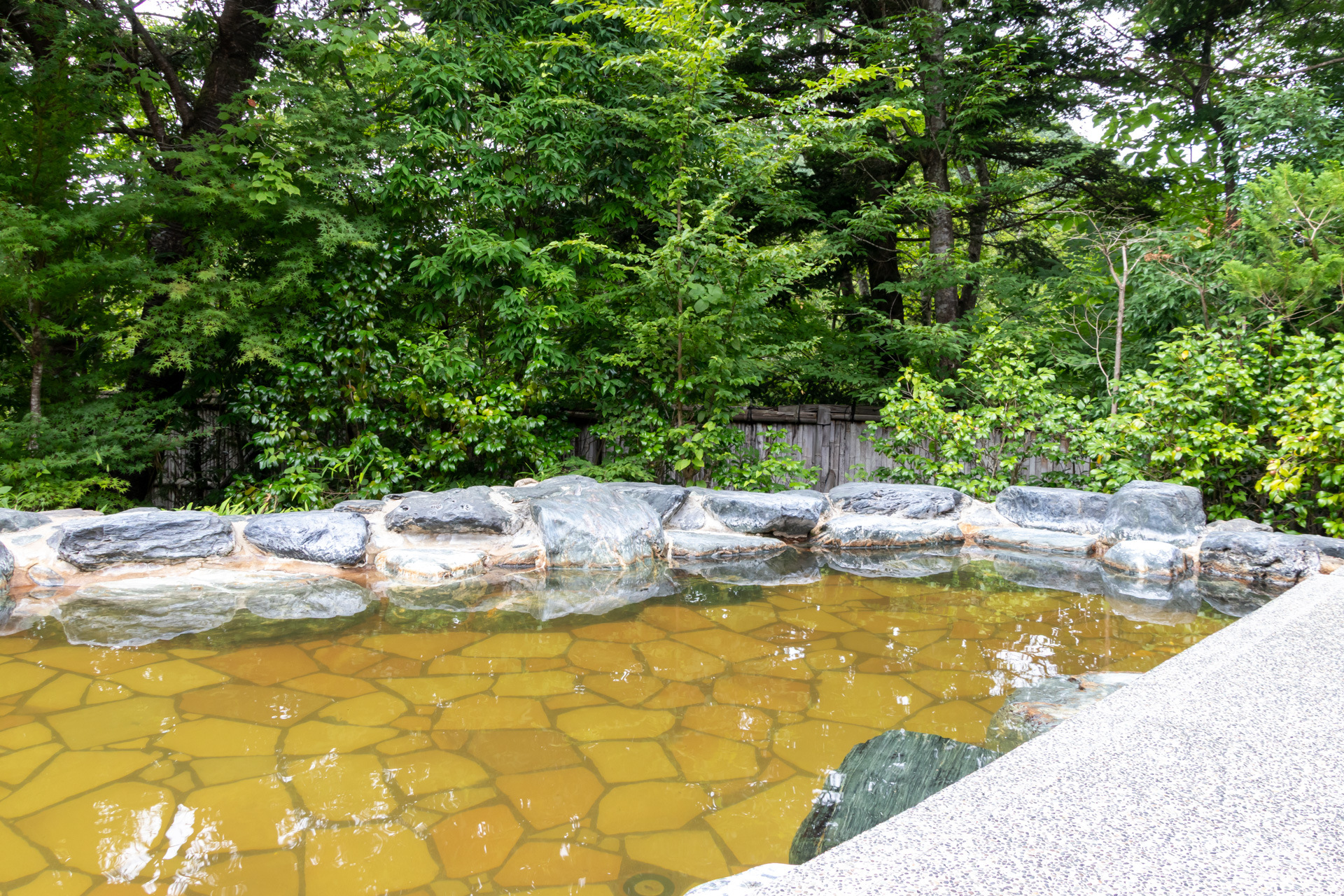 自然を感じながらくつろげる露天風呂