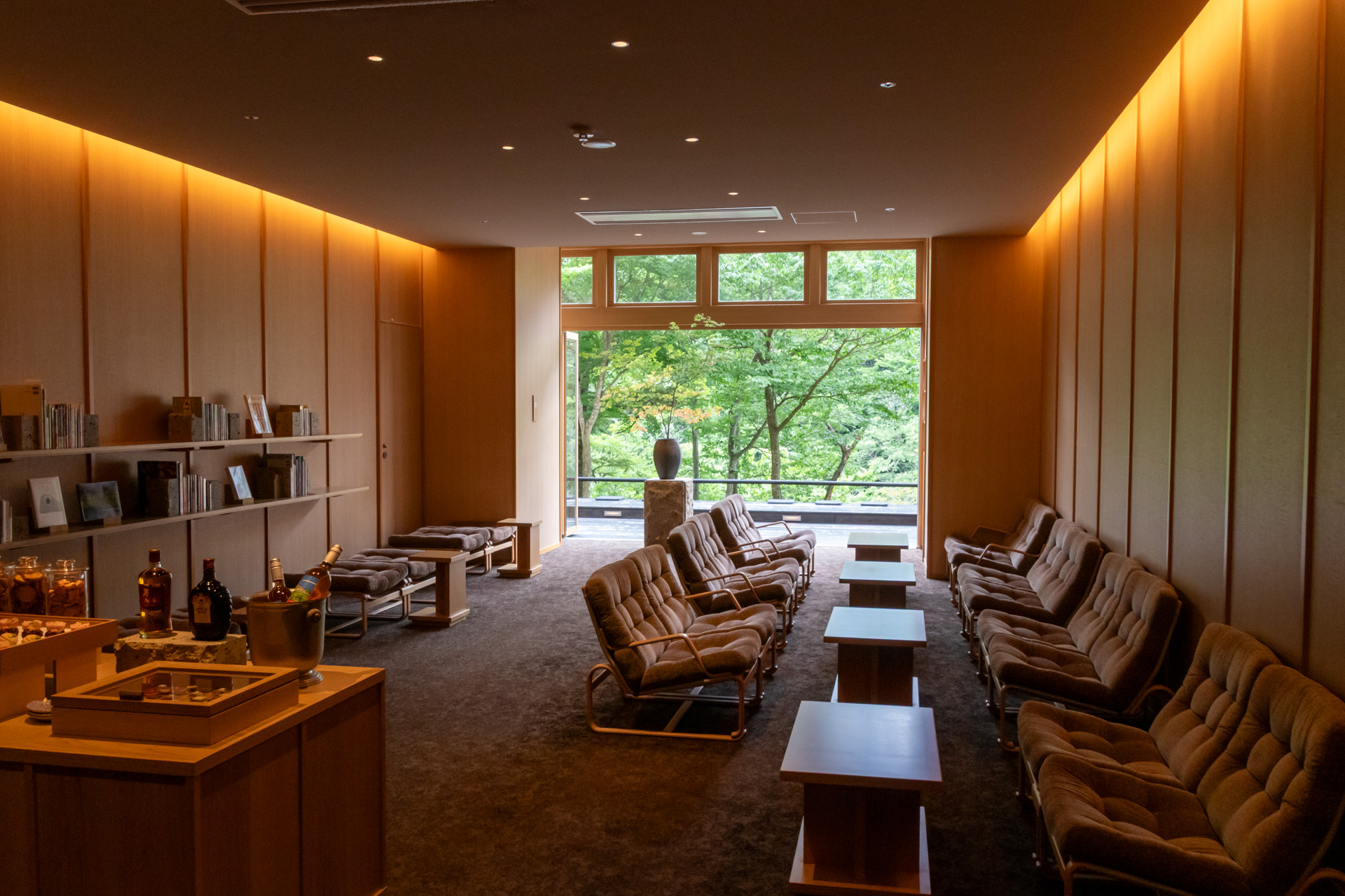 テラス席も備えた「せせらきラウンジ」