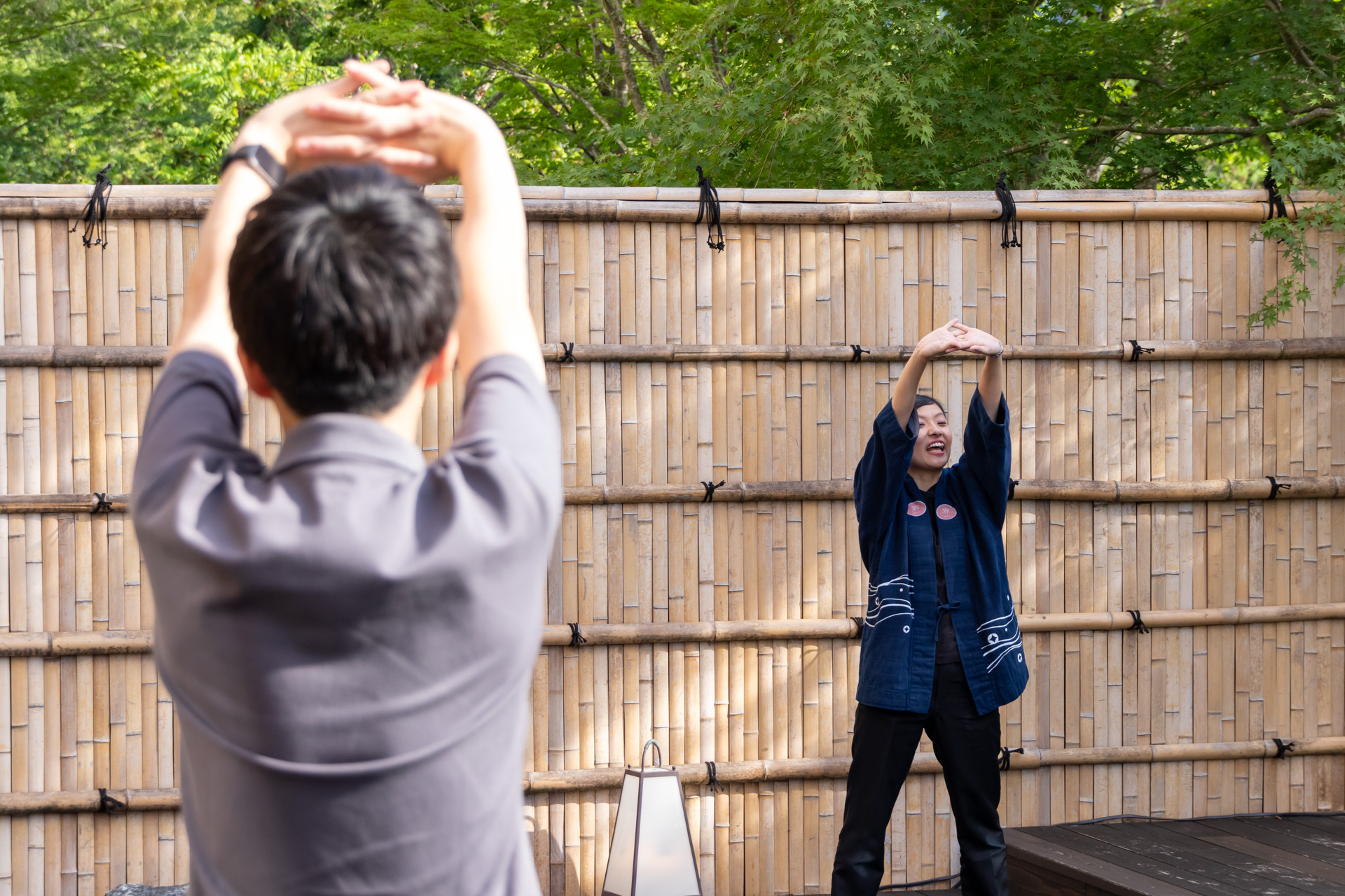 朝はオリジナルのお目覚め体操も行なっている