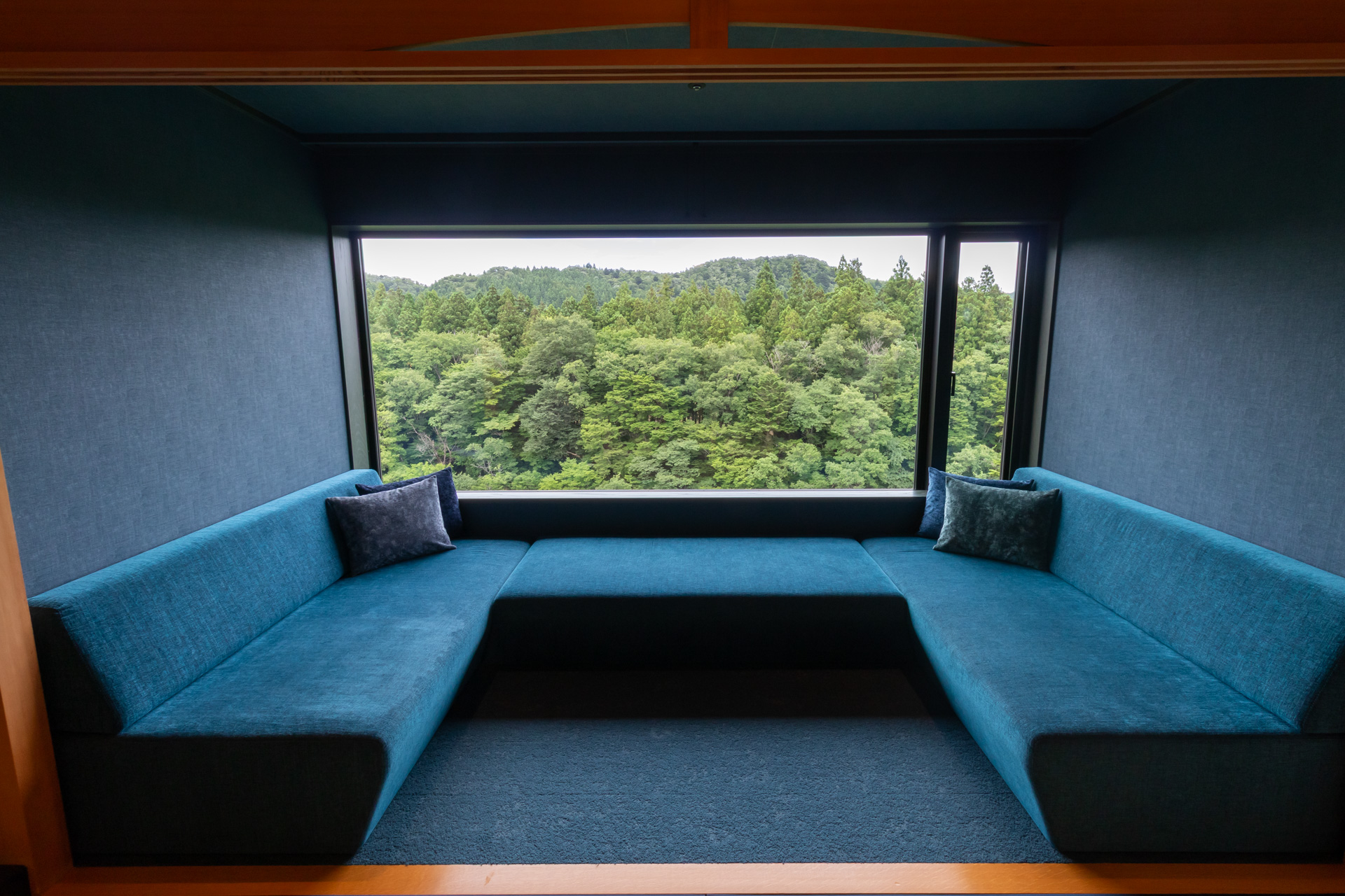 まるで美術館に飾られている絵画のような「紺碧の間」