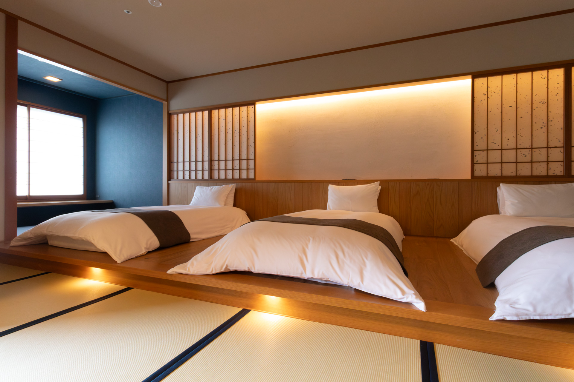 ベッドが設置され、窓際には掘りごたつのデスクが設けられている。両サイドにコンセントを備えているので仕事もできてしまう