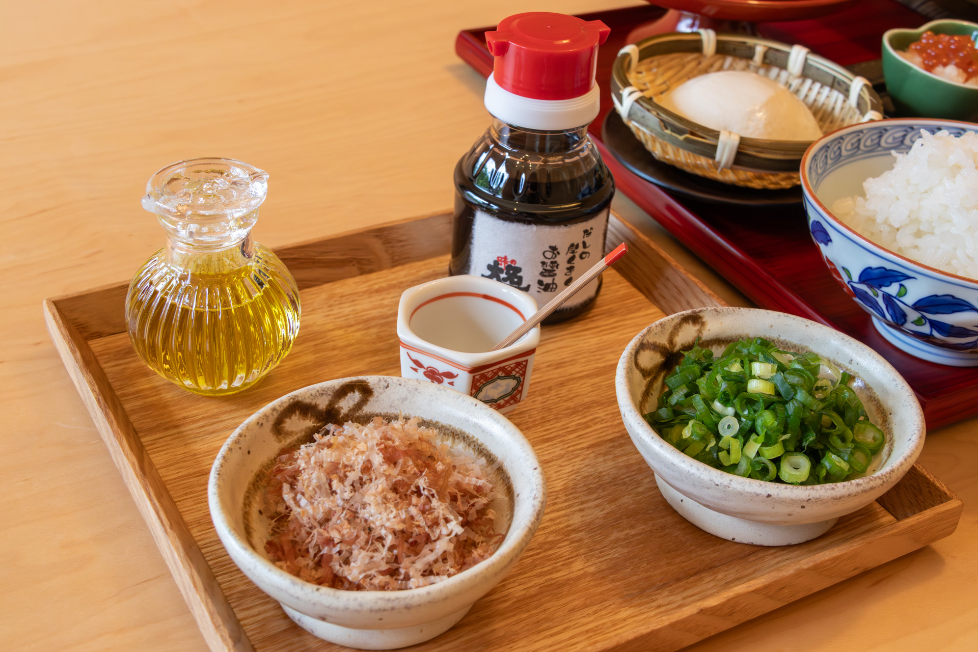 朝ごはん用に用意された調味料と薬味