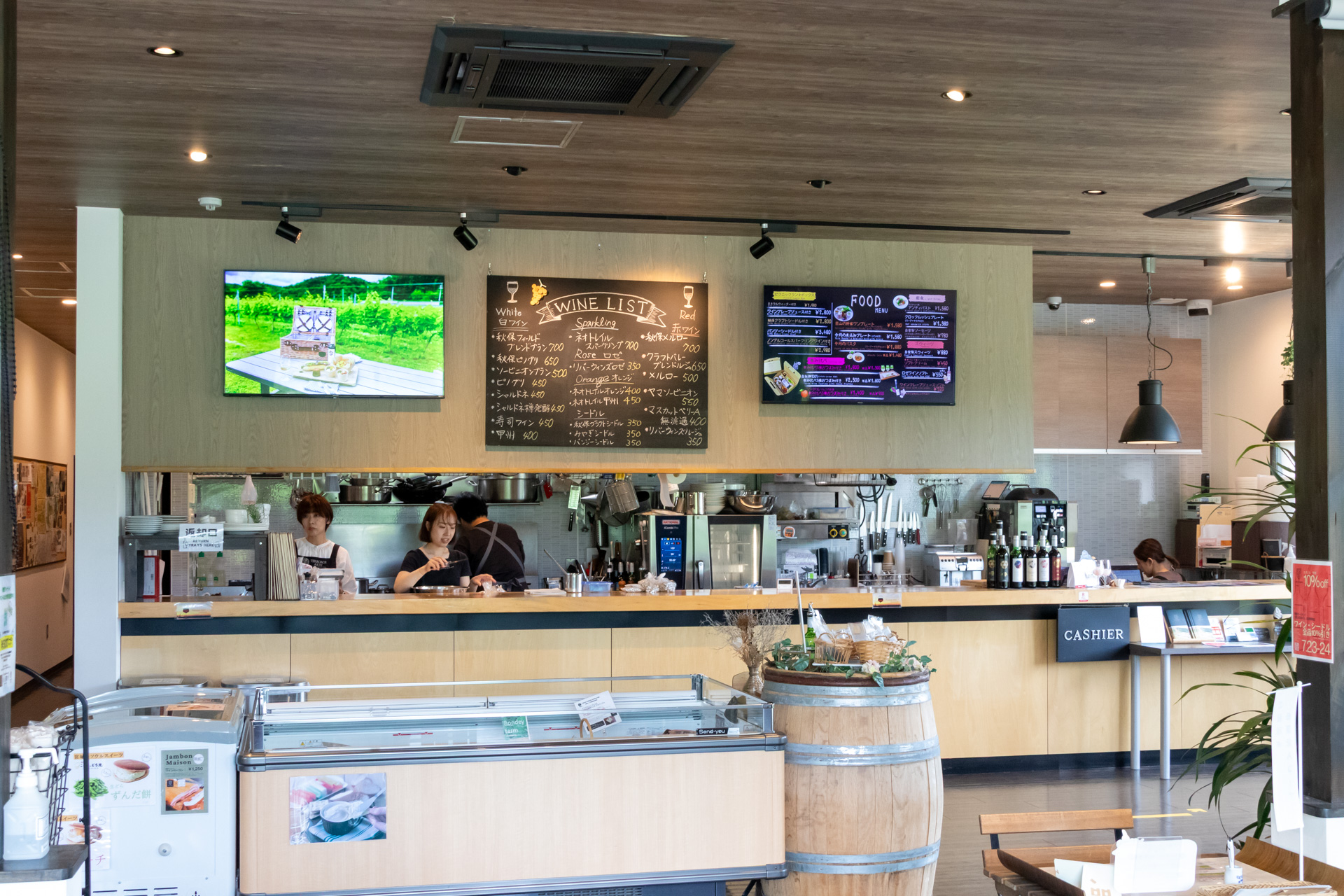 店内では試飲セットや自社醸造のワイン、シードルのほかに、ワインに合う東北の食品も販売