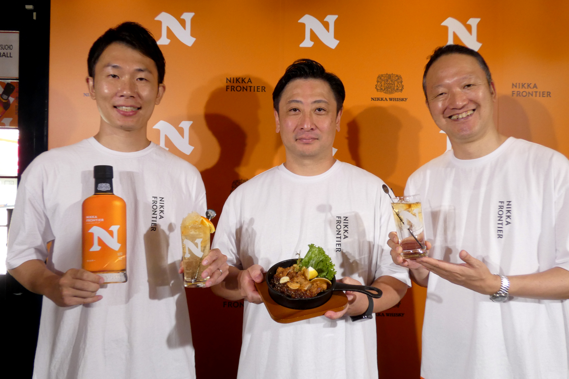 （左から）アサヒビール マーケティング本部 High-Value & International brands部の渋谷和樹氏、第一興商 飲食事業運営部 飲食企画課の鈴木慎一郎氏、アサヒビール マーケティング本部 High-Value & International brands部長の松橋裕介氏