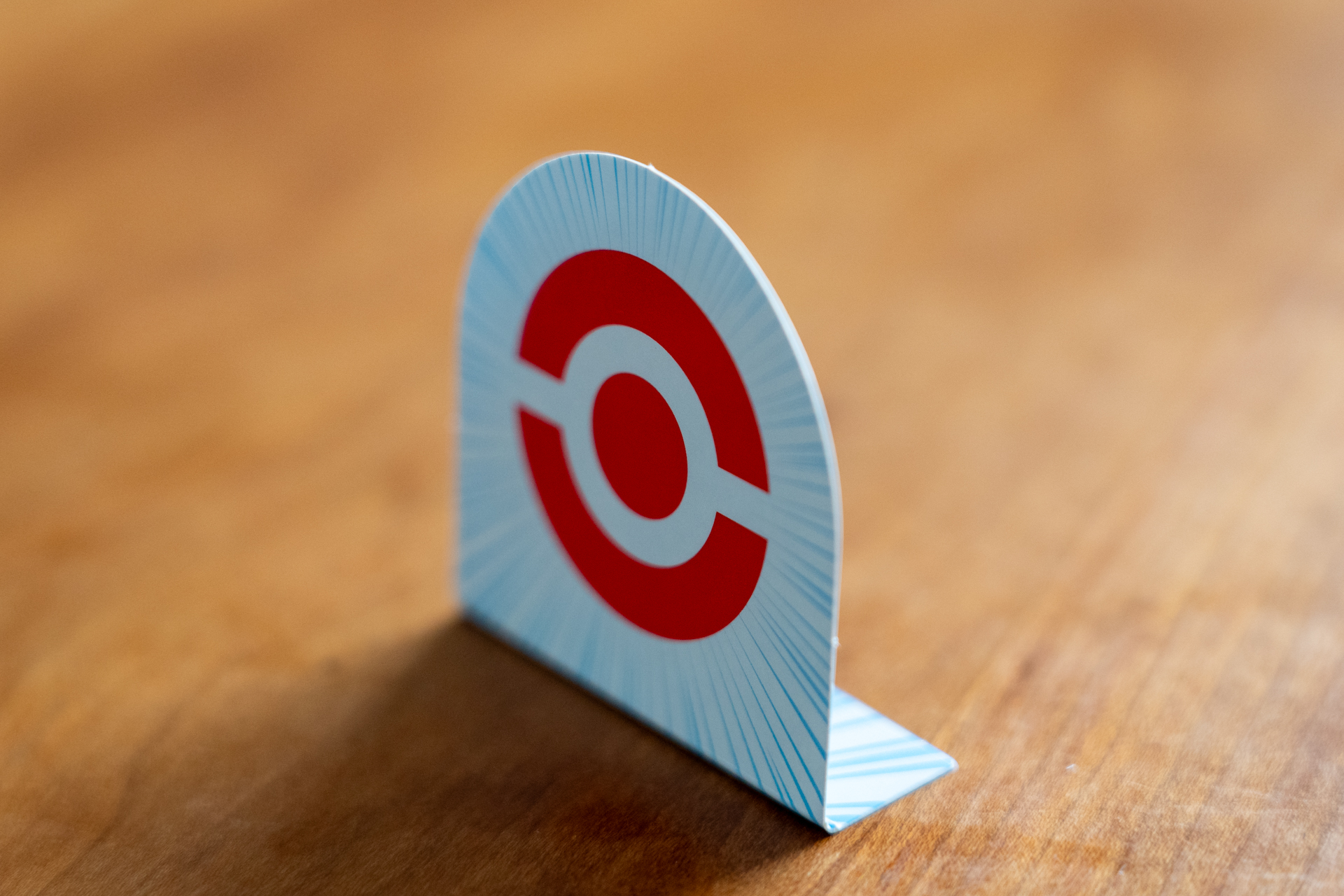 的となる付属カードを折って立たせる