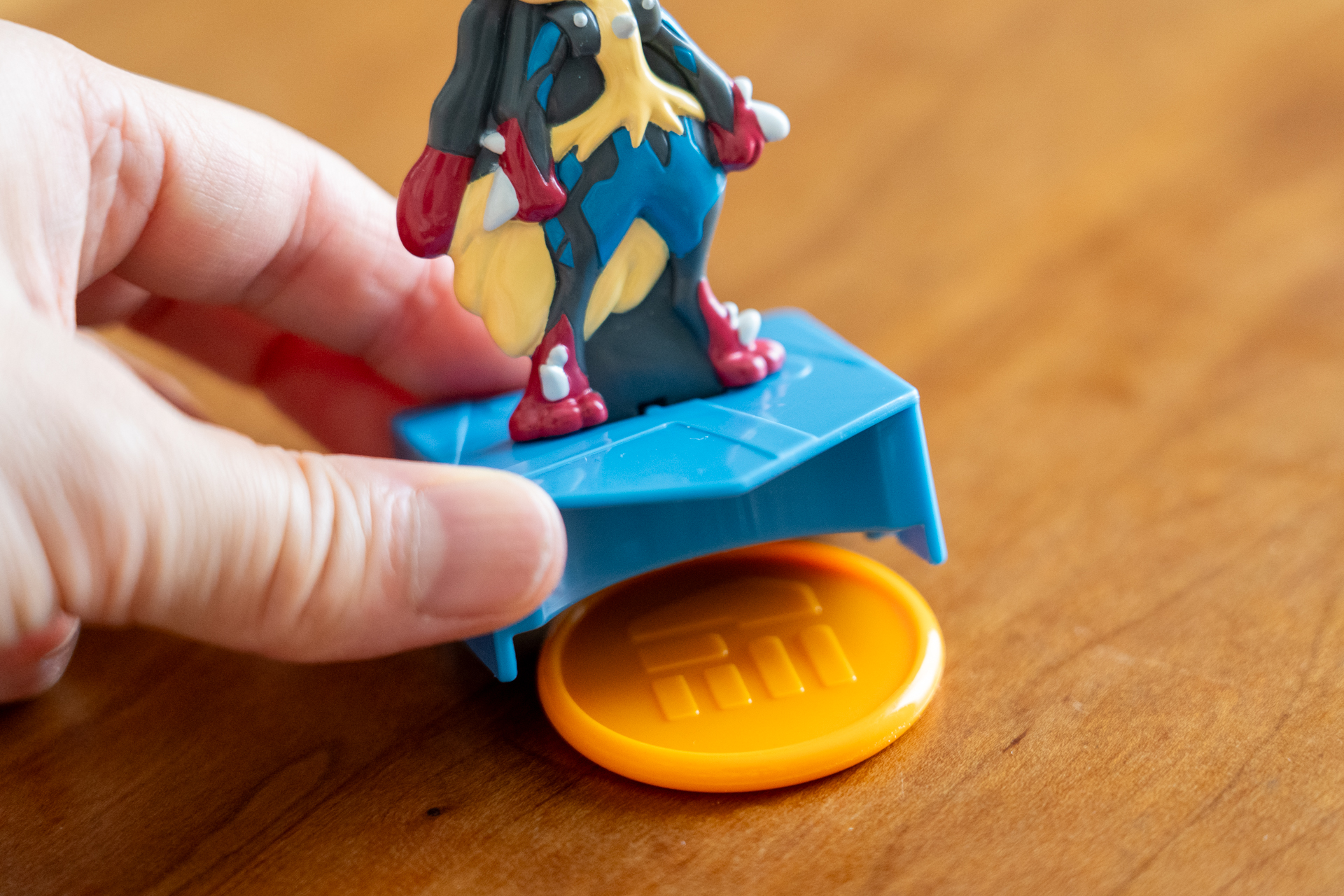 ディスクに台座をはめる