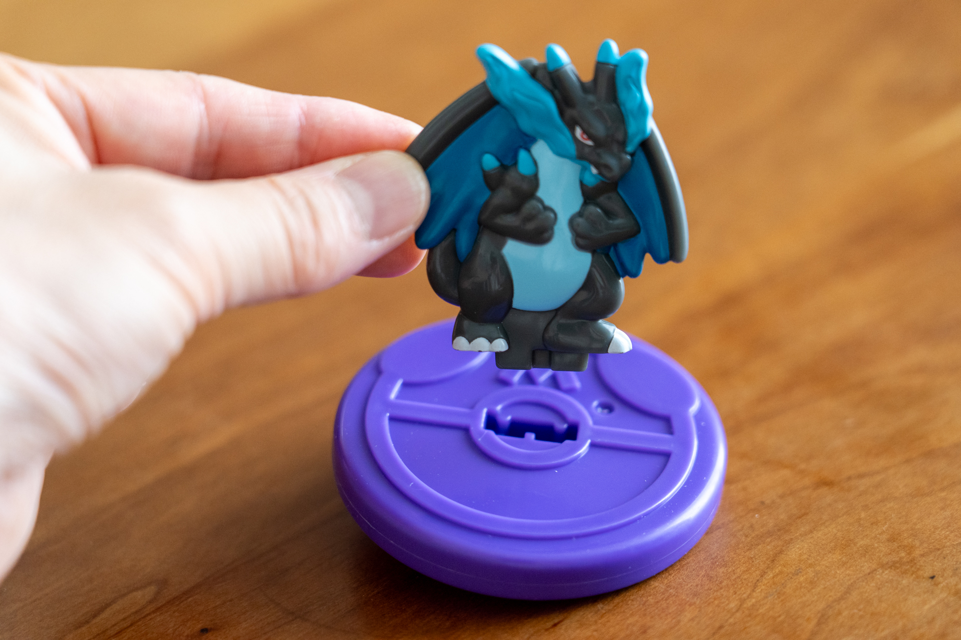 メガリザードンXをマスターボールの台座に取り付ける