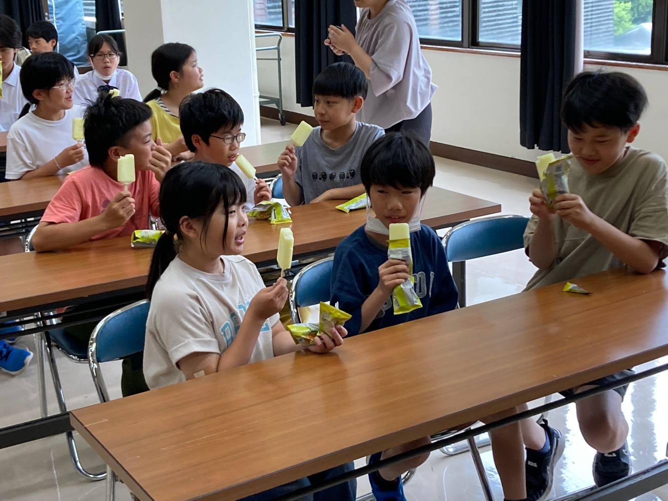ゆず農家と地元の小中学生約60名がアイスを完食