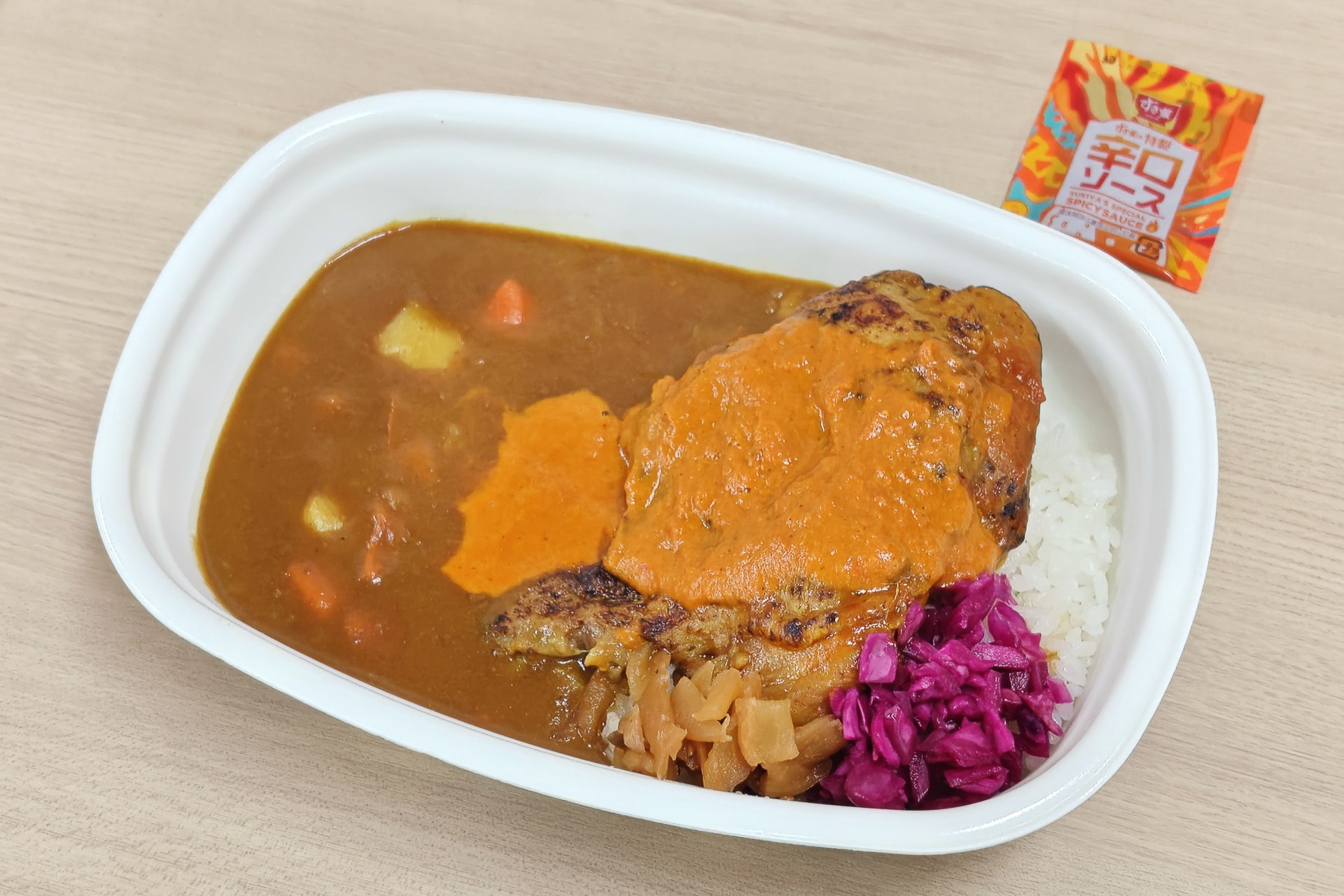 テイクアウトの場合は小袋で特製辛口ソースが付属する。もっと欲しい、ほかのものにもかけたいという人はボトルでの購入も可能だ